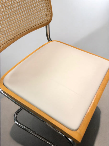 Bauhausstol / Cesca-stol med sits i slitstarkt konstläder och rygg i handvävd rotting, Made in Italy, utan armstöd, med kromad stålram – en exklusiv designklassiker som passar perfekt i matsalar, kök och modern skandinavisk inredning.