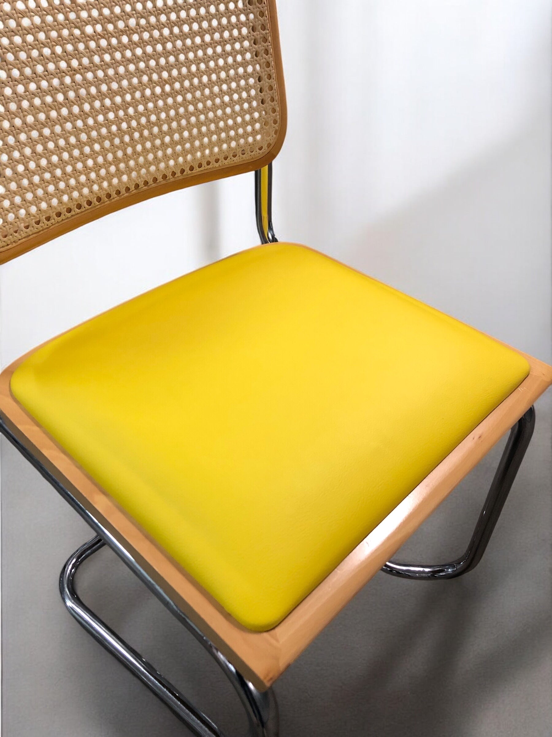 Bauhausstol / Cesca-stol med sits i slitstarkt konstläder och rygg i handvävd rotting, Made in Italy, utan armstöd, med kromad stålram – en exklusiv designklassiker som passar perfekt i matsalar, kök och modern skandinavisk inredning.