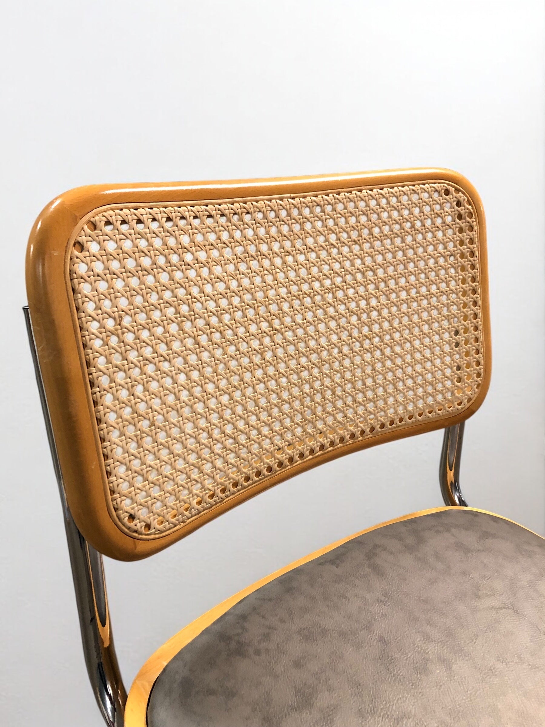 Bauhausstol / Cesca-stol med sits i slitstarkt konstläder och rygg i handvävd rotting, Made in Italy, utan armstöd, med kromad stålram – en exklusiv designklassiker som passar perfekt i matsalar, kök och modern skandinavisk inredning.