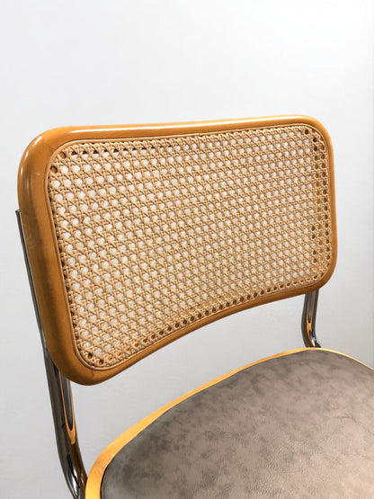 Bauhausstol / Cesca-stol med sits i slitstarkt konstläder och rygg i handvävd rotting, Made in Italy, utan armstöd, med kromad stålram – en exklusiv designklassiker som passar perfekt i matsalar, kök och modern skandinavisk inredning.