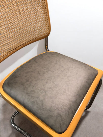 Bauhausstol / Cesca-stol med sits i slitstarkt konstläder och rygg i handvävd rotting, Made in Italy, utan armstöd, med kromad stålram – en exklusiv designklassiker som passar perfekt i matsalar, kök och modern skandinavisk inredning.