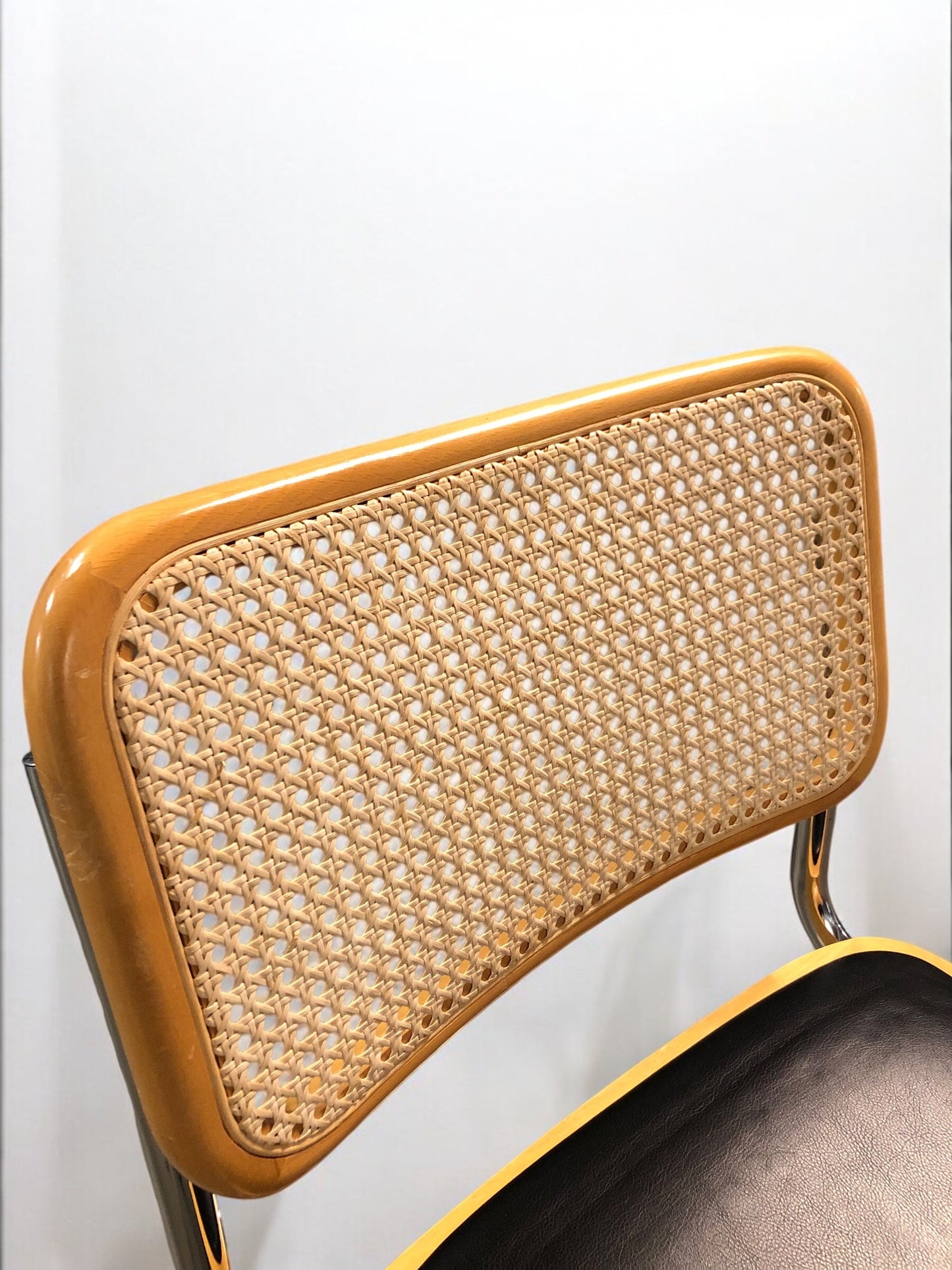 Bauhausstol / Cesca-stol med sits i slitstarkt konstläder och rygg i handvävd rotting, Made in Italy, utan armstöd, med kromad stålram – en exklusiv designklassiker som passar perfekt i matsalar, kök och modern skandinavisk inredning.