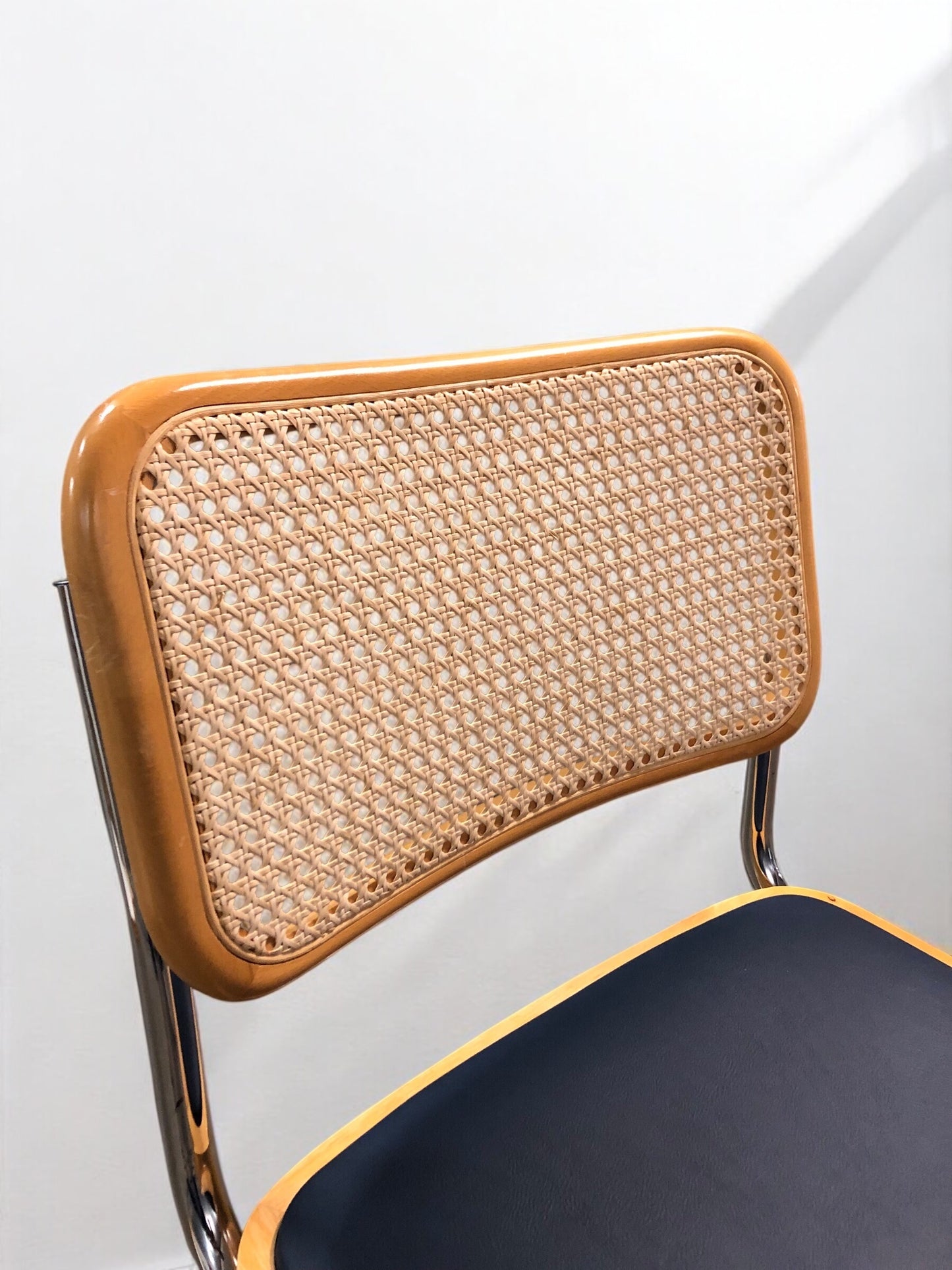 Bauhausstol / Cesca-stol med sits i slitstarkt konstläder och rygg i handvävd rotting, Made in Italy, utan armstöd, med kromad stålram – en exklusiv designklassiker som passar perfekt i matsalar, kök och modern skandinavisk inredning.