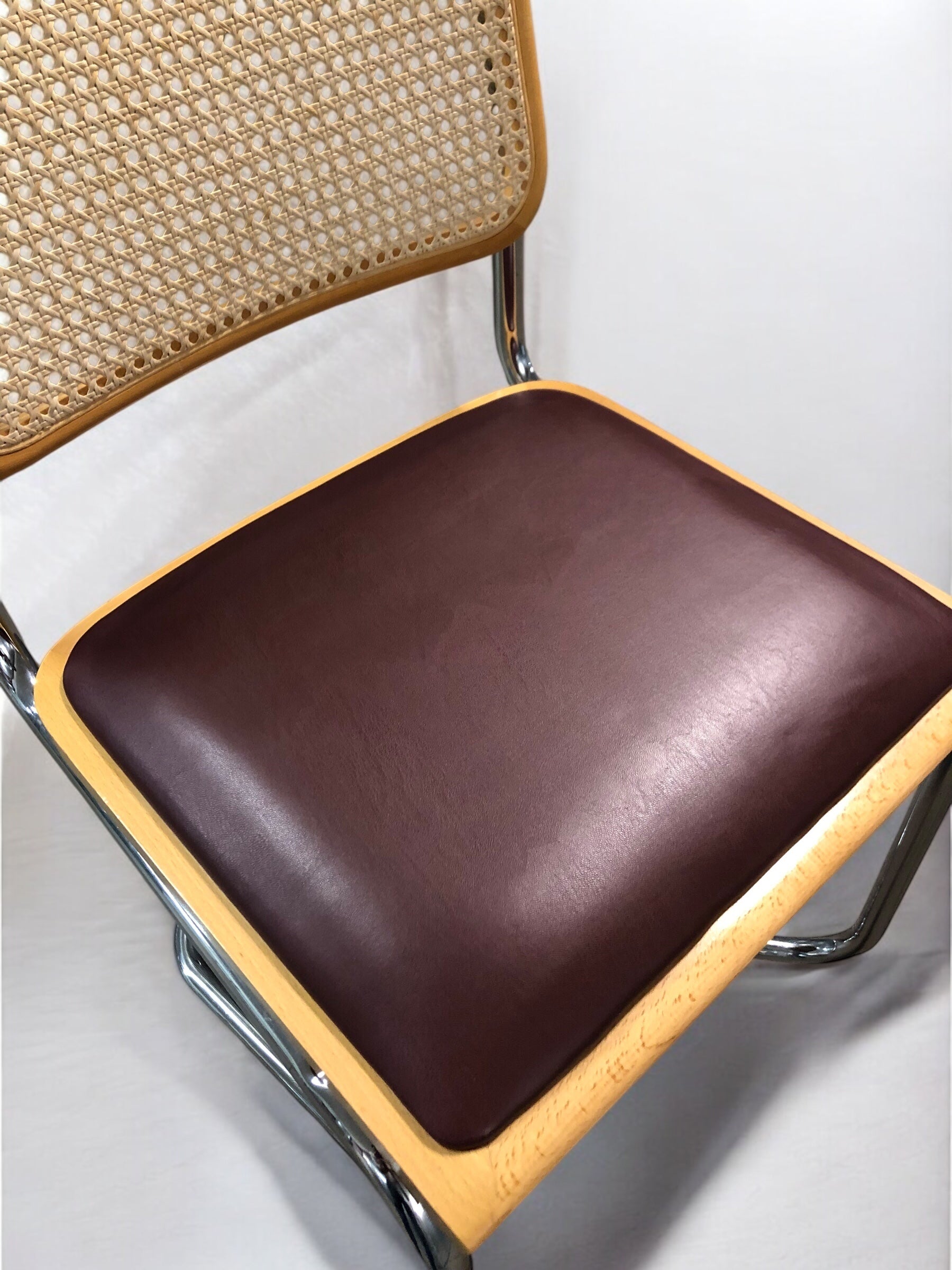 Bauhausstol / Cesca-stol med sits i slitstarkt konstläder och rygg i handvävd rotting, Made in Italy, utan armstöd, med kromad stålram – en exklusiv designklassiker som passar perfekt i matsalar, kök och modern skandinavisk inredning.