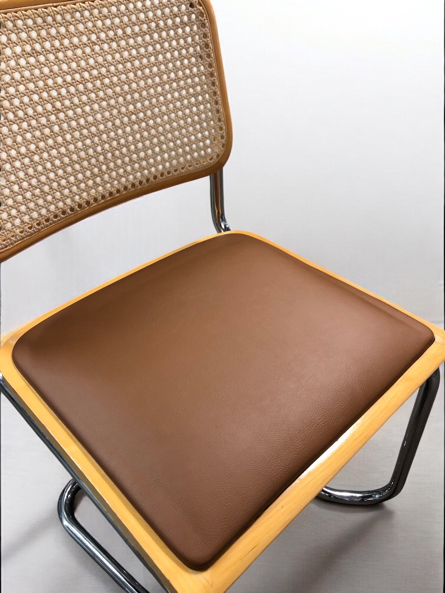 Bauhausstol / Cesca-stol med sits i slitstarkt konstläder och rygg i handvävd rotting, Made in Italy, utan armstöd, med kromad stålram – en exklusiv designklassiker som passar perfekt i matsalar, kök och modern skandinavisk inredning.