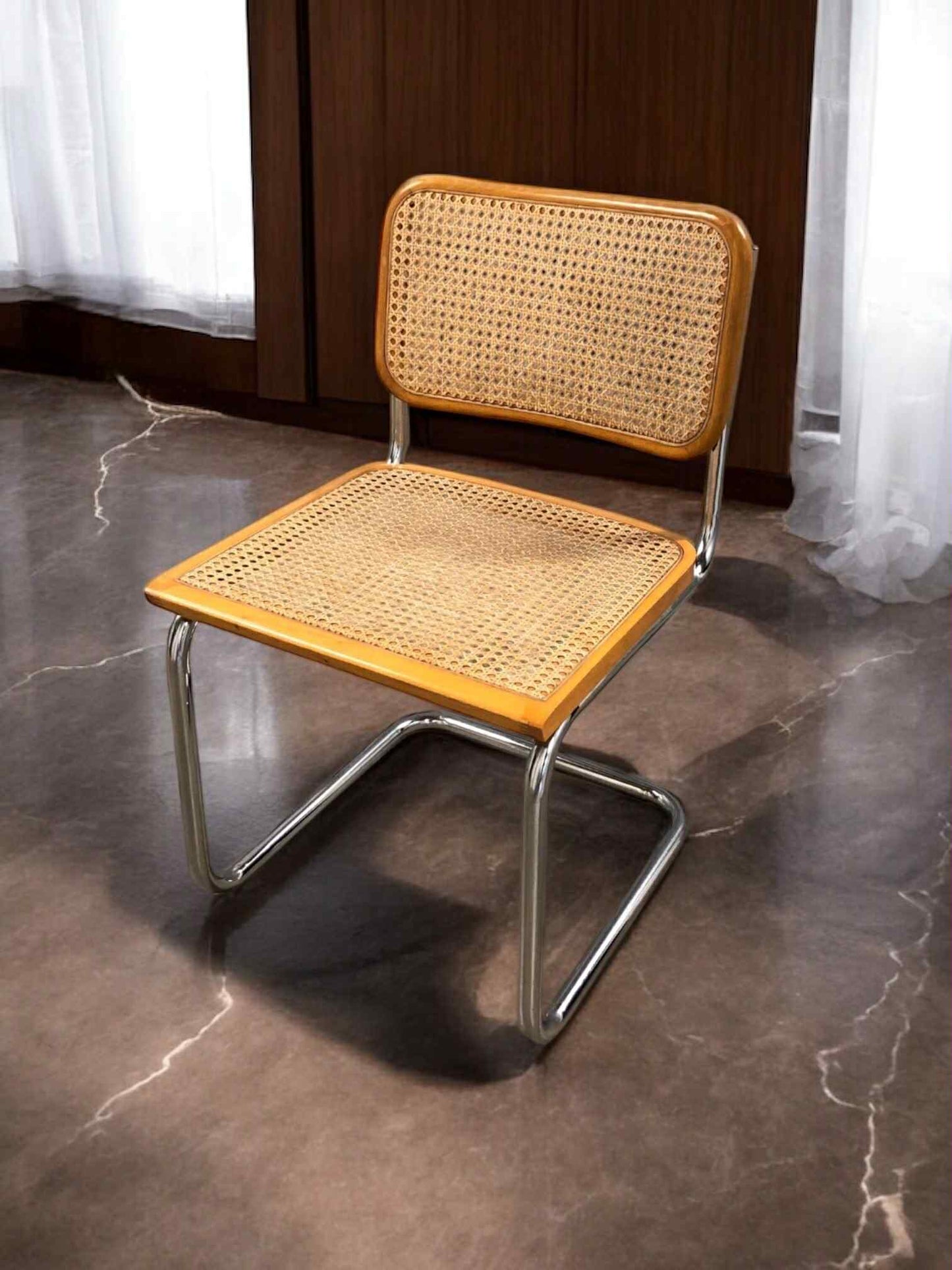 Bauhausstol i helrotting med kromad stålram och handvävd rotting i sits och ryggstöd – en premium Bauhausstol/Cesca-stol som förenar klassisk Bauhausdesign med naturligt rottingmaterial och passar perfekt i svenska hem, matsalar och modern skandinavisk inredning.