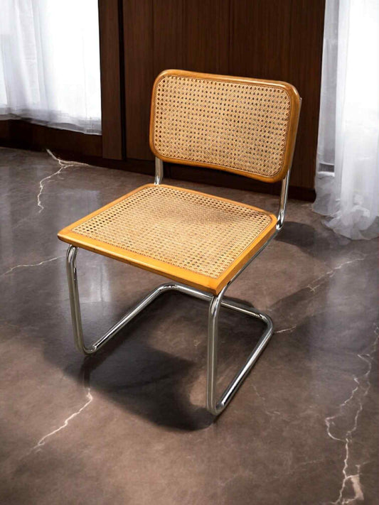 Bauhausstol i helrotting med kromad stålram och handvävd rotting i sits och ryggstöd – en premium Bauhausstol/Cesca-stol som förenar klassisk Bauhausdesign med naturligt rottingmaterial och passar perfekt i svenska hem, matsalar och modern skandinavisk inredning.