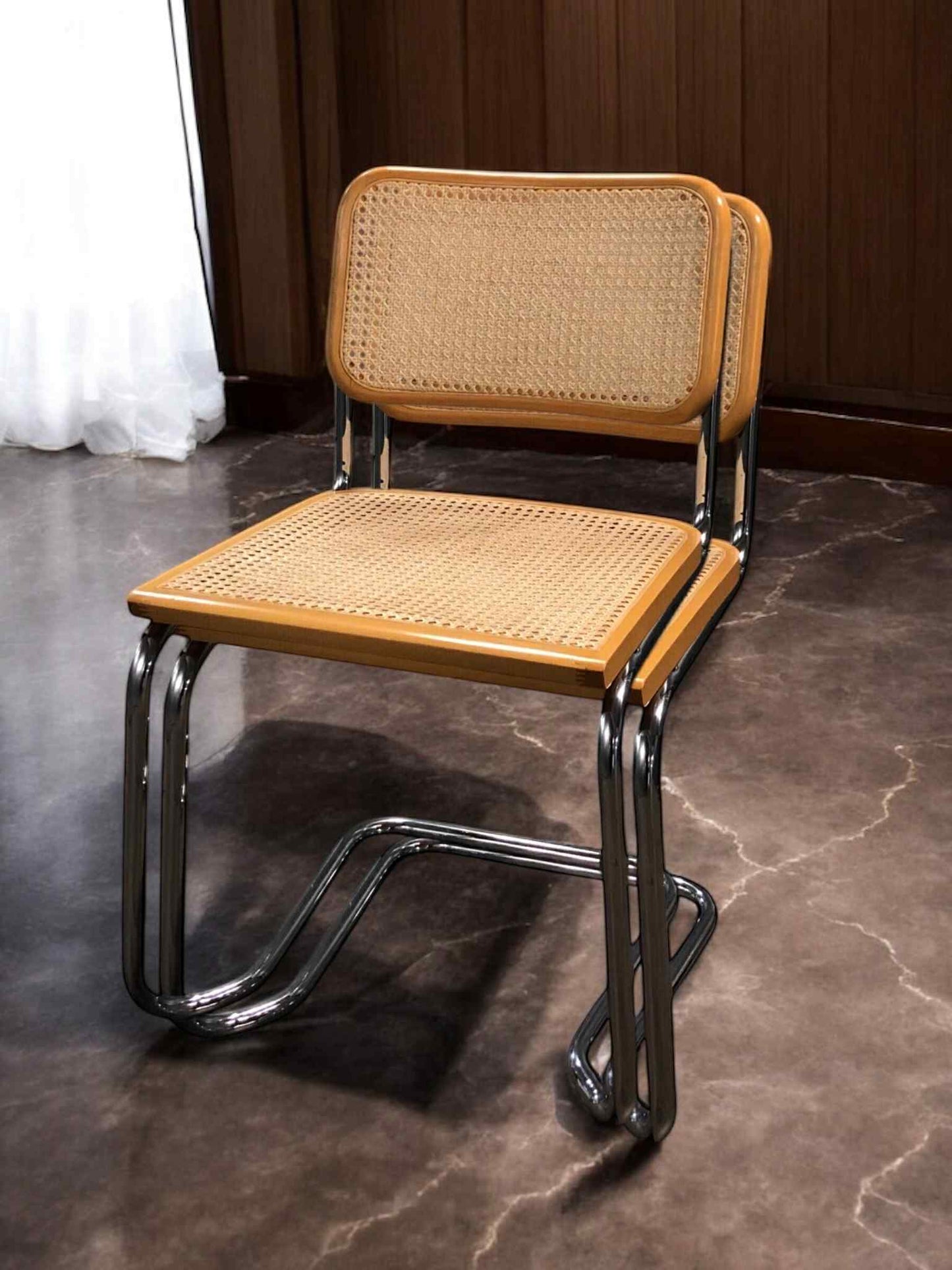 Bauhausstol i helrotting med kromad stålram och handvävd rotting i sits och ryggstöd – en premium Bauhausstol/Cesca-stol som förenar klassisk Bauhausdesign med naturligt rottingmaterial och passar perfekt i svenska hem, matsalar och modern skandinavisk inredning.