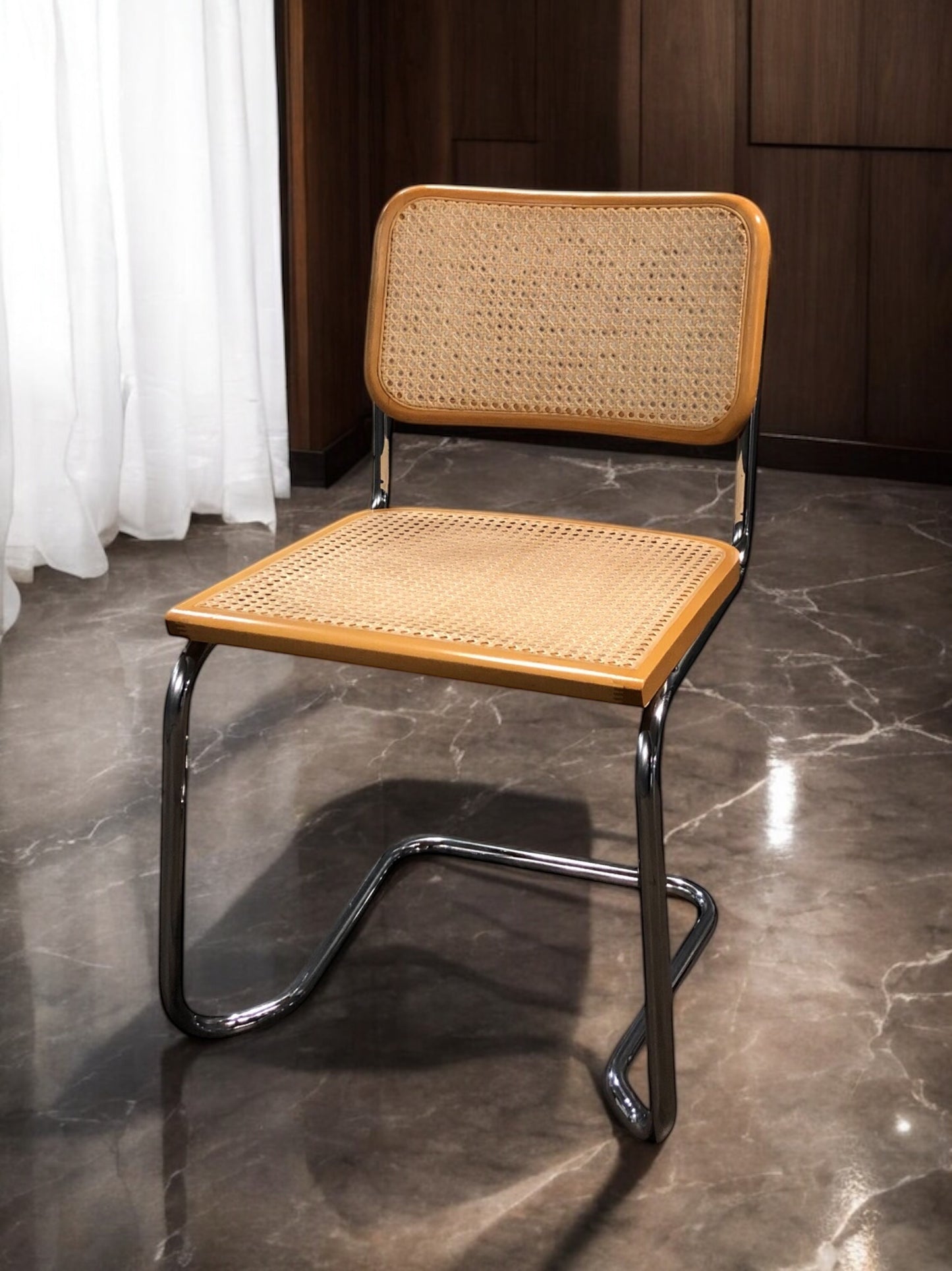 Bauhausstol i helrotting med kromad stålram och handvävd rotting i sits och ryggstöd – en premium Bauhausstol/Cesca-stol som förenar klassisk Bauhausdesign med naturligt rottingmaterial och passar perfekt i svenska hem, matsalar och modern skandinavisk inredning.