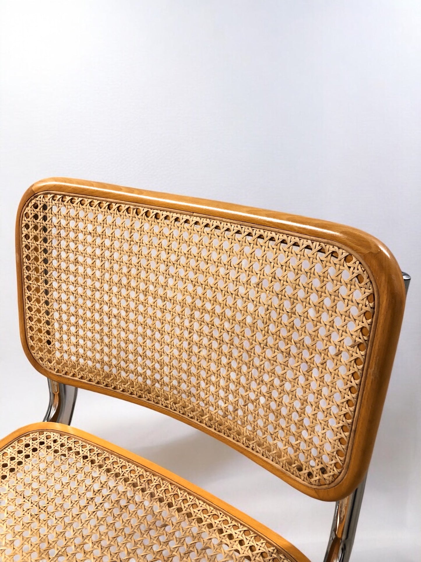 Bauhausstol i helrotting med kromad stålram och handvävd rotting i sits och ryggstöd – en premium Bauhausstol/Cesca-stol som förenar klassisk Bauhausdesign med naturligt rottingmaterial och passar perfekt i svenska hem, matsalar och modern skandinavisk inredning.