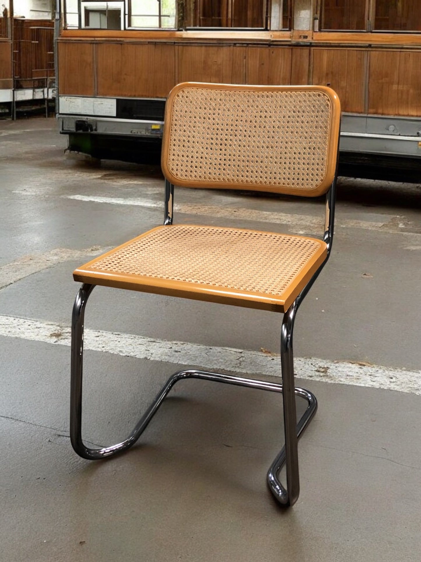 Bauhausstol i helrotting med kromad stålram och handvävd rotting i sits och ryggstöd – en premium Bauhausstol/Cesca-stol som förenar klassisk Bauhausdesign med naturligt rottingmaterial och passar perfekt i svenska hem, matsalar och modern skandinavisk inredning.