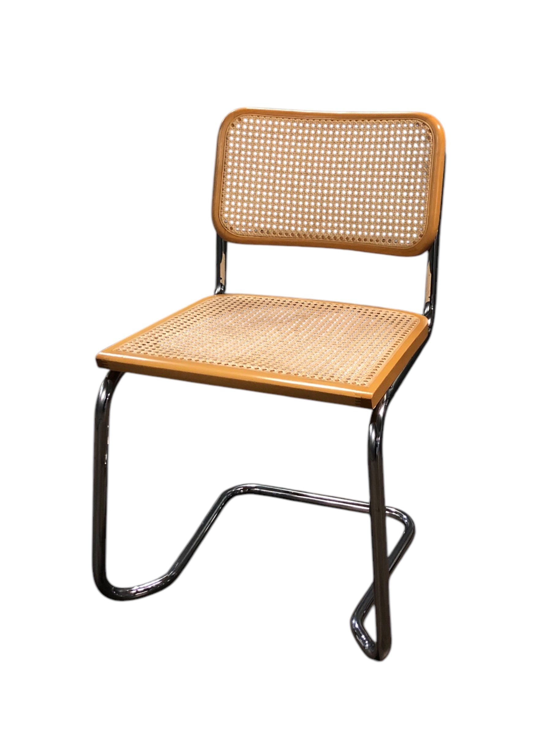 Bauhausstol i helrotting med kromad stålram och handvävd rotting i sits och ryggstöd – en premium Bauhausstol/Cesca-stol som förenar klassisk Bauhausdesign med naturligt rottingmaterial och passar perfekt i svenska hem, matsalar och modern skandinavisk inredning.