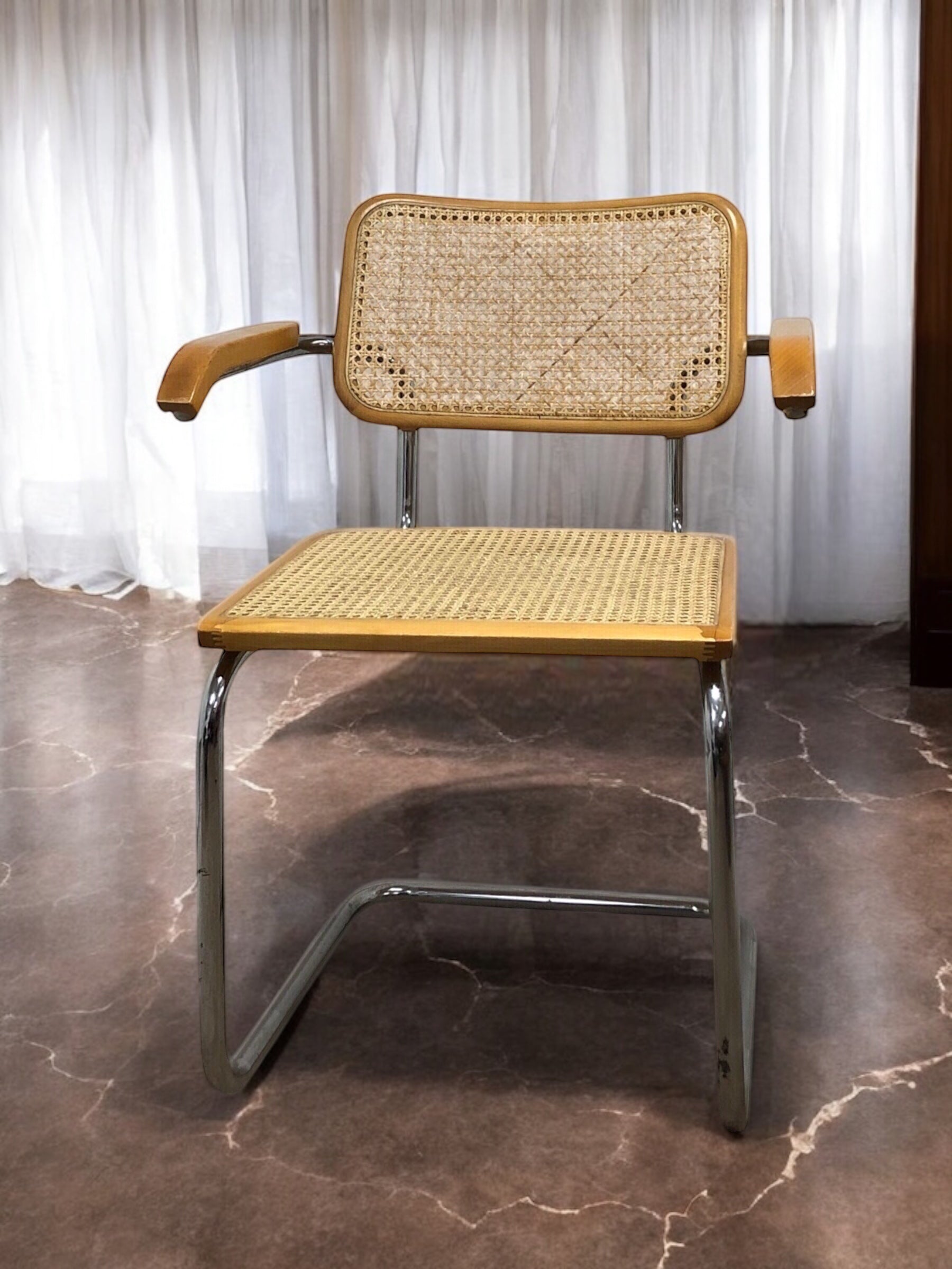 Bauhausstol i helrotting med armstöd, Made in Italy, tillverkad med kromad stålram och handvävd rotting i sits och ryggstöd – en premium Bauhausstol/Cesca-stol som kombinerar italienskt hantverk, exklusivt rottingmaterial och klassisk Bauhausdesign, perfekt för moderna svenska hem och skandinavisk inredning.