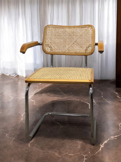 Bauhausstol i helrotting med armstöd, Made in Italy, tillverkad med kromad stålram och handvävd rotting i sits och ryggstöd – en premium Bauhausstol/Cesca-stol som kombinerar italienskt hantverk, exklusivt rottingmaterial och klassisk Bauhausdesign, perfekt för moderna svenska hem och skandinavisk inredning.