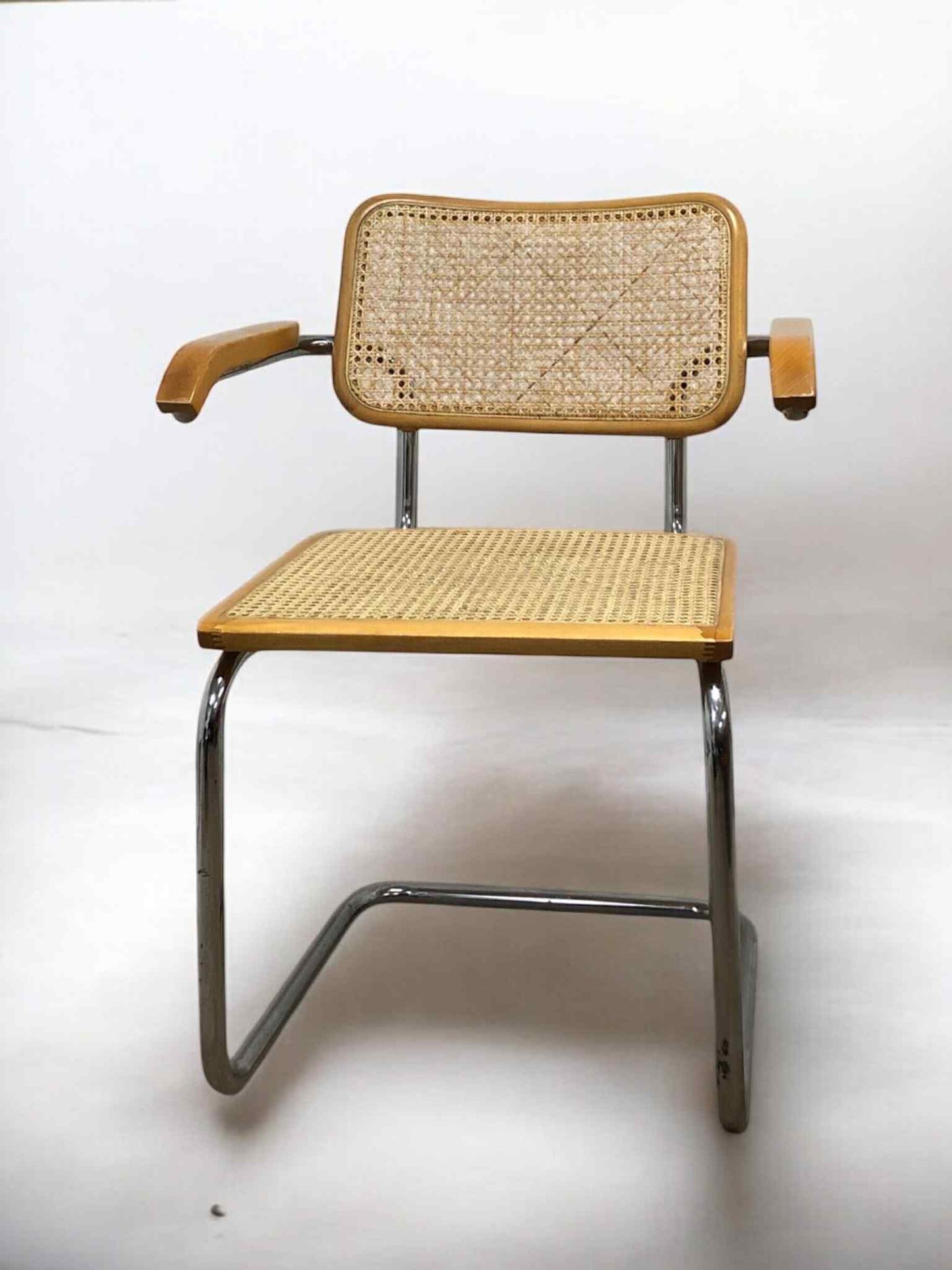 Bauhausstol i helrotting med armstöd, Made in Italy, tillverkad med kromad stålram och handvävd rotting i sits och ryggstöd – en premium Bauhausstol/Cesca-stol som kombinerar italienskt hantverk, exklusivt rottingmaterial och klassisk Bauhausdesign, perfekt för moderna svenska hem och skandinavisk inredning.