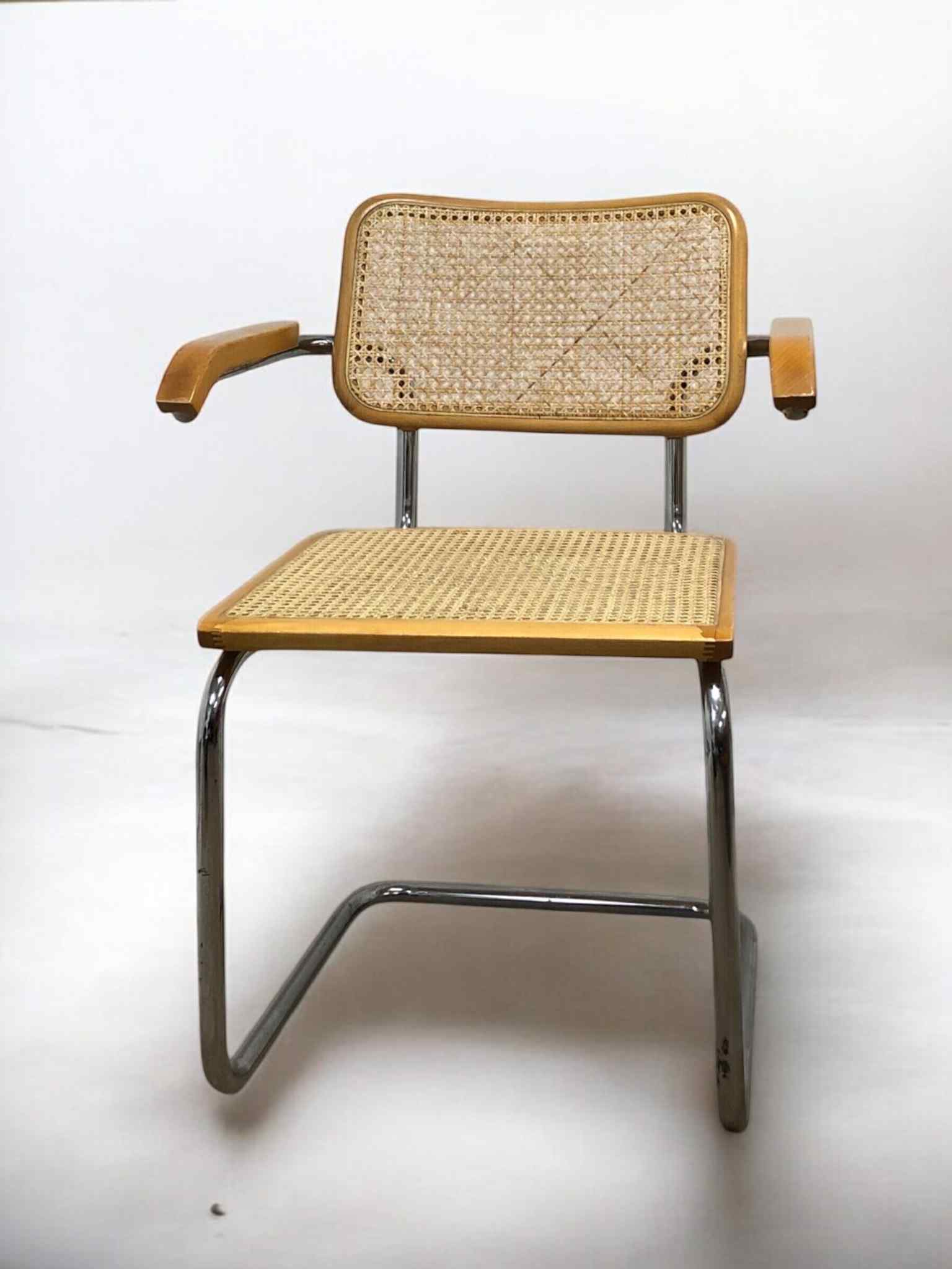 Bauhausstol i helrotting med armstöd, Made in Italy, tillverkad med kromad stålram och handvävd rotting i sits och ryggstöd – en premium Bauhausstol/Cesca-stol som kombinerar italienskt hantverk, exklusivt rottingmaterial och klassisk Bauhausdesign, perfekt för moderna svenska hem och skandinavisk inredning.
