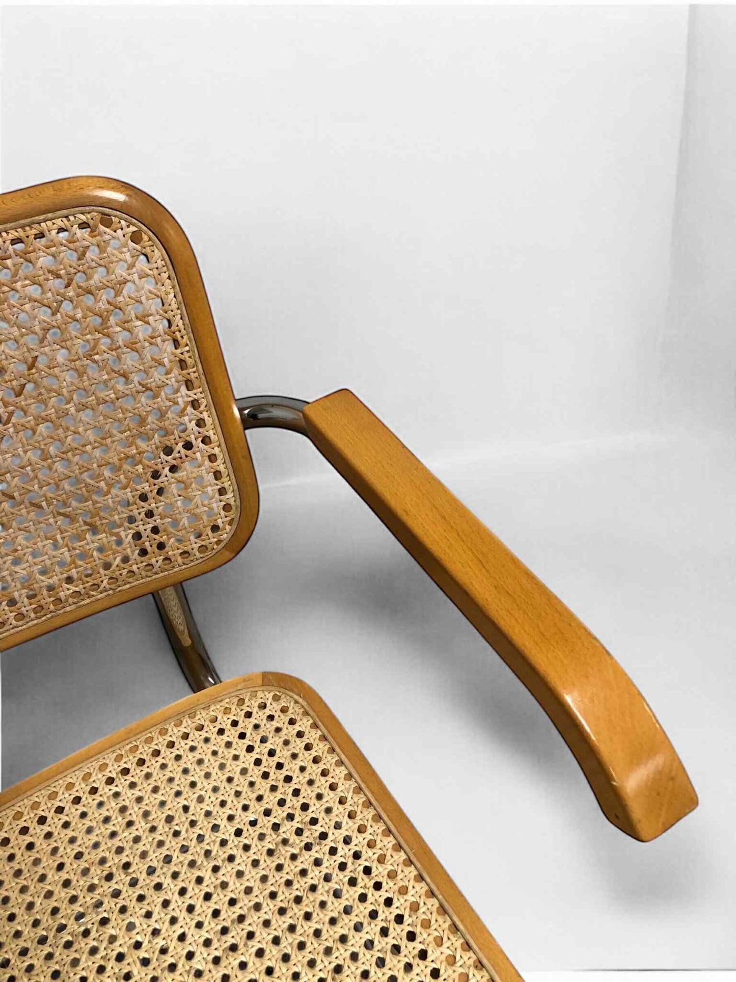 Bauhausstol i helrotting med armstöd, Made in Italy, tillverkad med kromad stålram och handvävd rotting i sits och ryggstöd – en premium Bauhausstol/Cesca-stol som kombinerar italienskt hantverk, exklusivt rottingmaterial och klassisk Bauhausdesign, perfekt för moderna svenska hem och skandinavisk inredning.