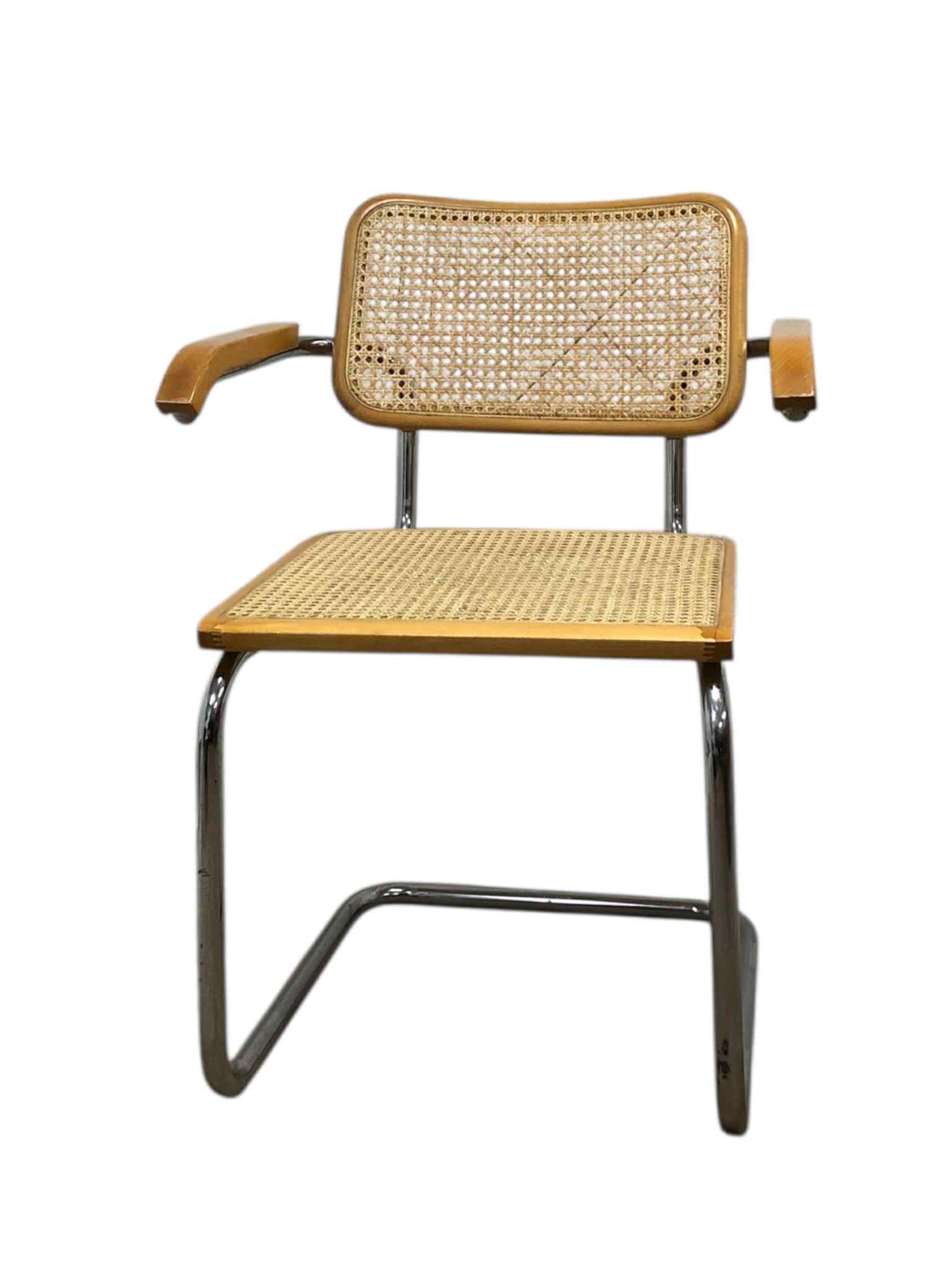 Bauhausstol i helrotting med armstöd, Made in Italy, tillverkad med kromad stålram och handvävd rotting i sits och ryggstöd – en premium Bauhausstol/Cesca-stol som kombinerar italienskt hantverk, exklusivt rottingmaterial och klassisk Bauhausdesign, perfekt för moderna svenska hem och skandinavisk inredning.