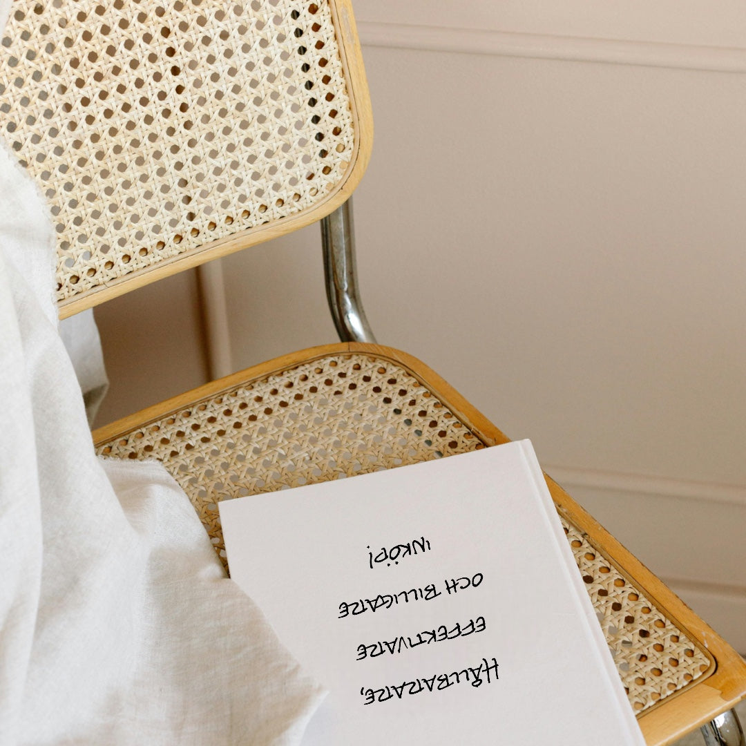 Professionell produktbild av Bauhausstolar med kromade stålrör och minimalistisk modernistisk formgivning, inspirerad av klassisk Bauhaus-design.