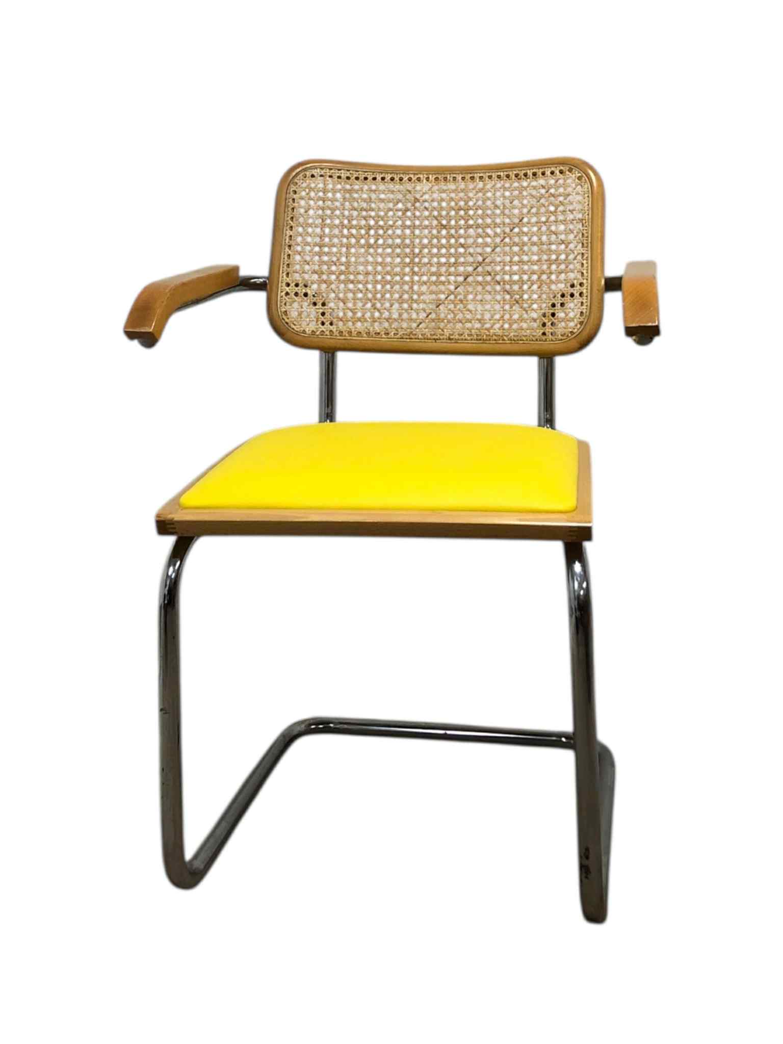 Bauhausstol med armstöd, konstlädersits och rygg i handvävd rotting, Made in Italy, med kromad stålram – en exklusiv Bauhausstol/Cesca-stol i klassisk design, finns i flera färger och passar perfekt i svenska hem, matsalar och modern skandinavisk inredning.