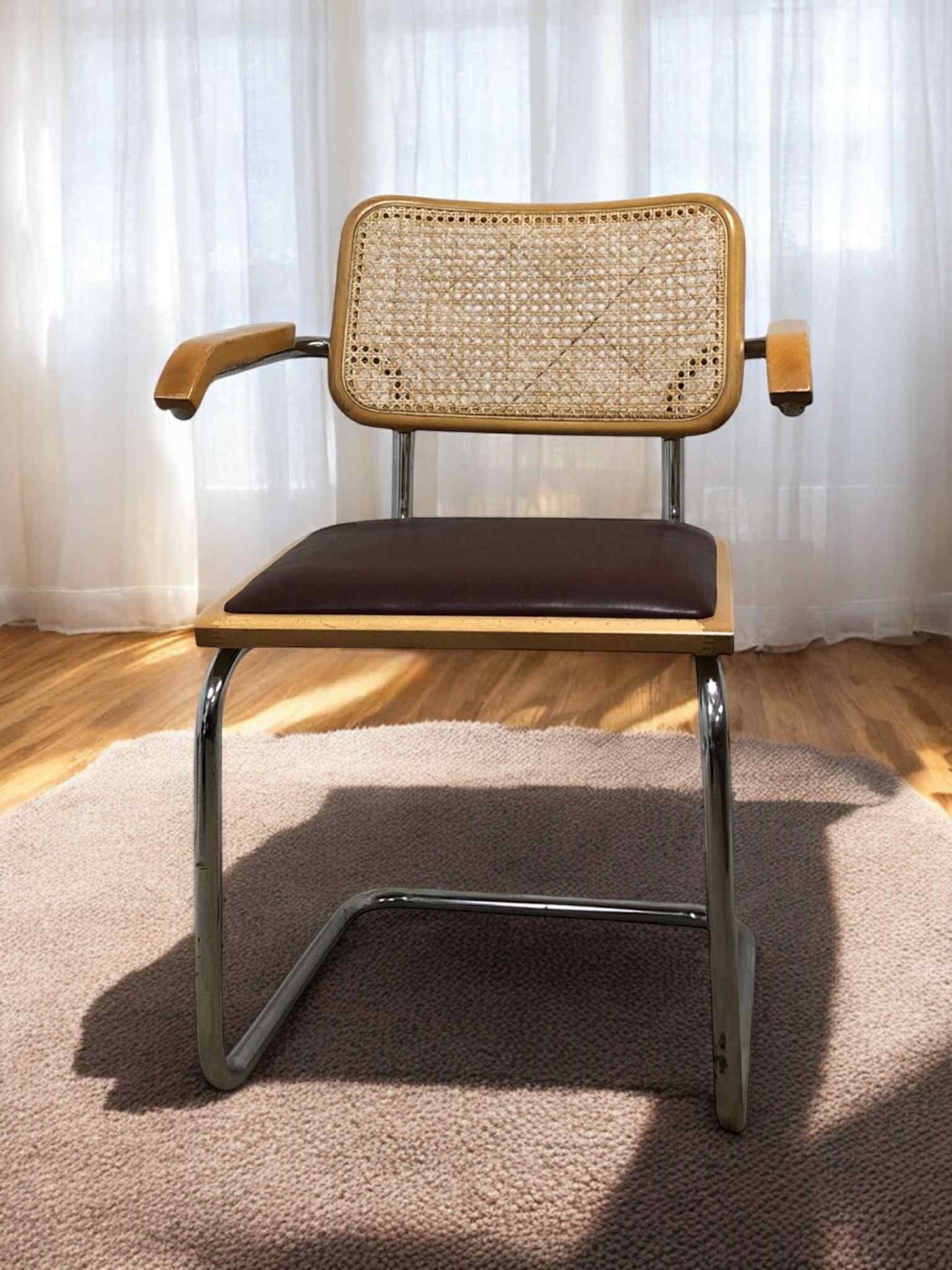 Bauhausstol med armstöd, konstlädersits och rygg i handvävd rotting, Made in Italy, med kromad stålram – en exklusiv Bauhausstol/Cesca-stol i klassisk design, finns i flera färger och passar perfekt i svenska hem, matsalar och modern skandinavisk inredning.