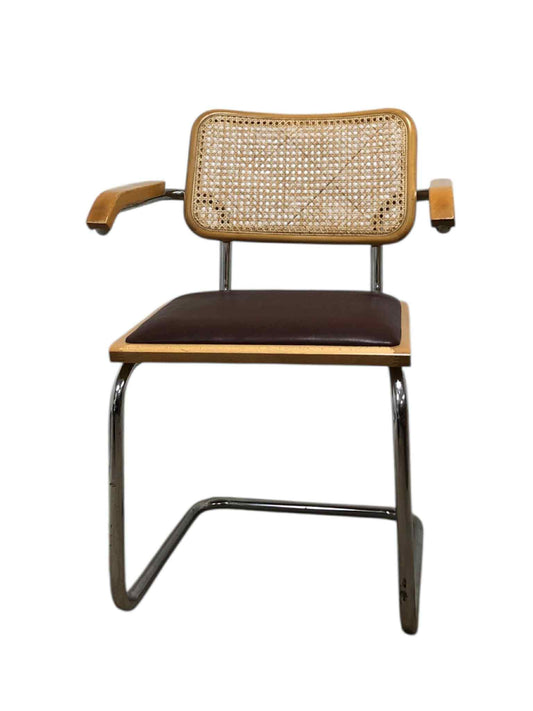 Bauhausstol med armstöd, konstlädersits och rygg i handvävd rotting, Made in Italy, med kromad stålram – en exklusiv Bauhausstol/Cesca-stol i klassisk design, finns i flera färger och passar perfekt i svenska hem, matsalar och modern skandinavisk inredning.