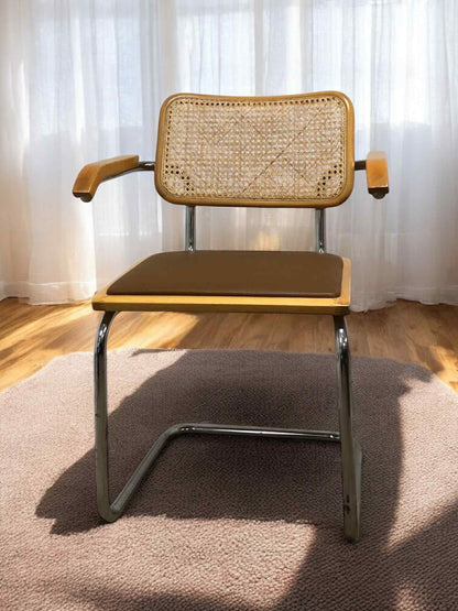 Bauhausstol med armstöd, konstlädersits och rygg i handvävd rotting, Made in Italy, med kromad stålram – en exklusiv Bauhausstol/Cesca-stol i klassisk design, finns i flera färger och passar perfekt i svenska hem, matsalar och modern skandinavisk inredning.