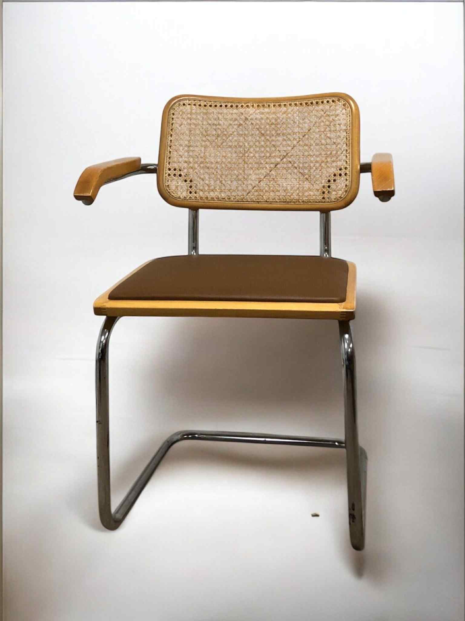 Bauhausstol med armstöd, konstlädersits och rygg i handvävd rotting, Made in Italy, med kromad stålram – en exklusiv Bauhausstol/Cesca-stol i klassisk design, finns i flera färger och passar perfekt i svenska hem, matsalar och modern skandinavisk inredning.