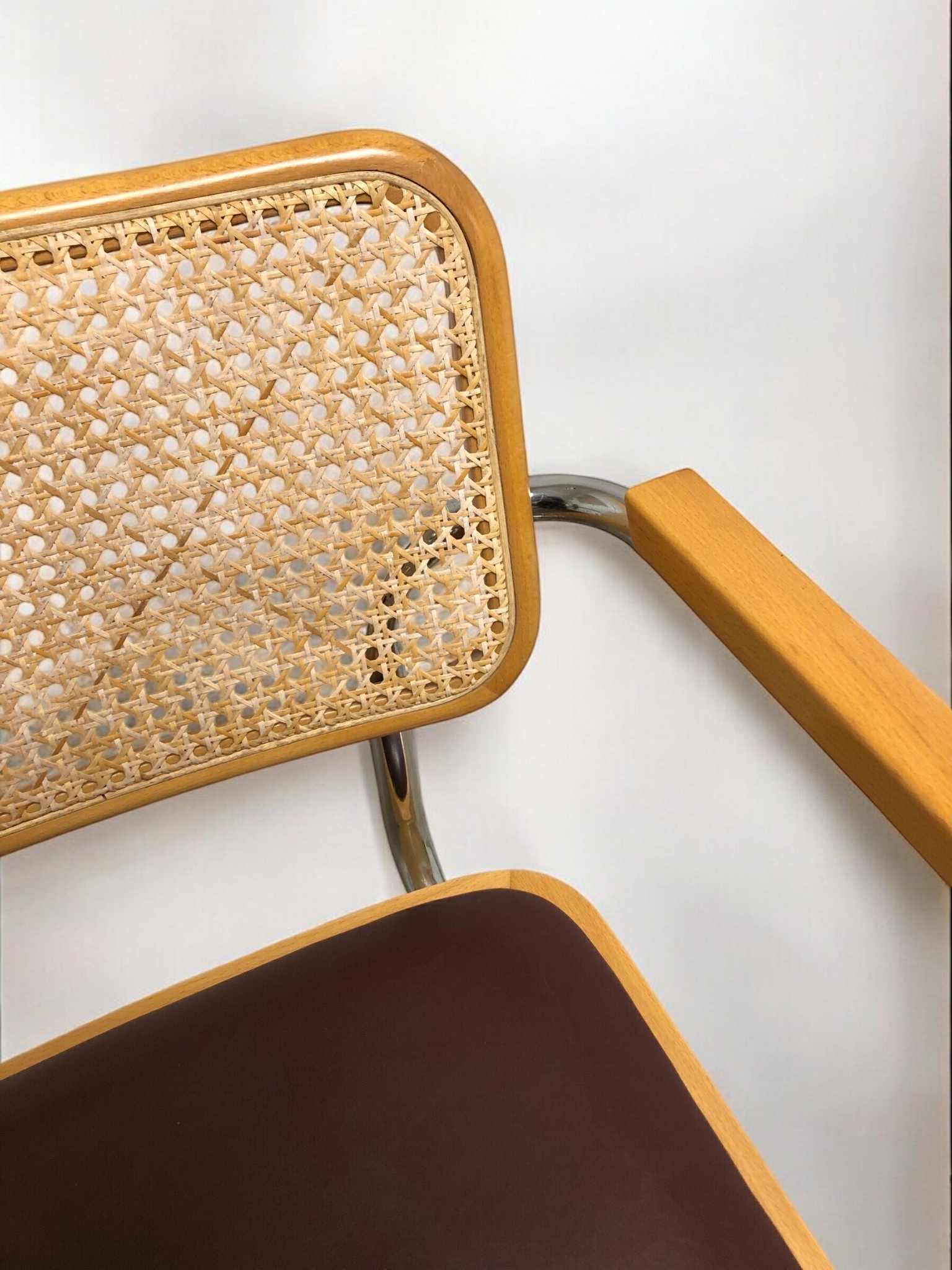 Bauhausstol med armstöd, konstlädersits och rygg i handvävd rotting, Made in Italy, med kromad stålram – en exklusiv Bauhausstol/Cesca-stol i klassisk design, finns i flera färger och passar perfekt i svenska hem, matsalar och modern skandinavisk inredning.