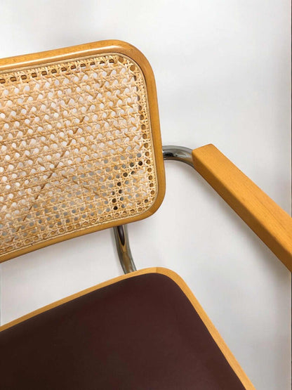 Bauhausstol med armstöd, konstlädersits och rygg i handvävd rotting, Made in Italy, med kromad stålram – en exklusiv Bauhausstol/Cesca-stol i klassisk design, finns i flera färger och passar perfekt i svenska hem, matsalar och modern skandinavisk inredning.