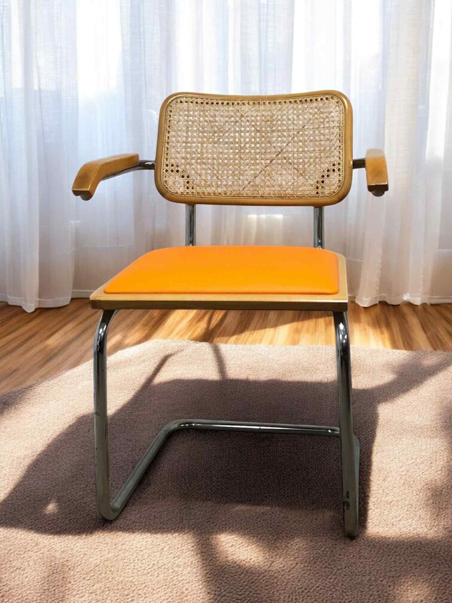 Bauhausstol med armstöd, konstlädersits och rygg i handvävd rotting, Made in Italy, med kromad stålram – en exklusiv Bauhausstol/Cesca-stol i klassisk design, finns i flera färger och passar perfekt i svenska hem, matsalar och modern skandinavisk inredning.