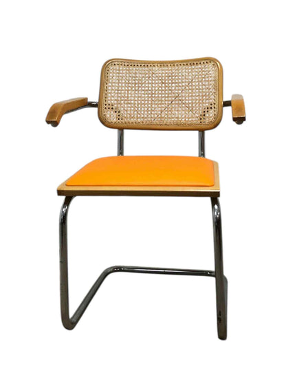 Bauhausstol med armstöd, konstlädersits och rygg i handvävd rotting, Made in Italy, med kromad stålram – en exklusiv Bauhausstol/Cesca-stol i klassisk design, finns i flera färger och passar perfekt i svenska hem, matsalar och modern skandinavisk inredning.