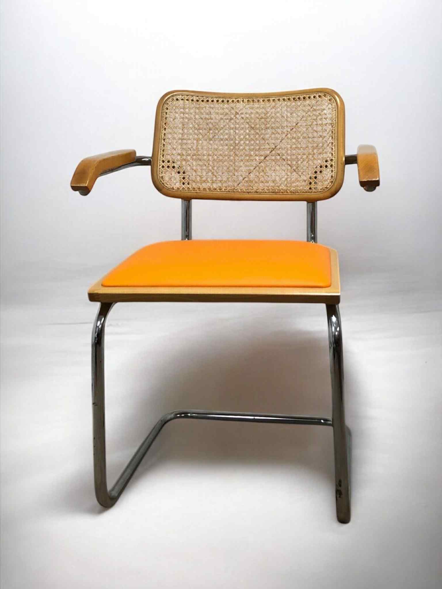 Bauhausstol med armstöd, konstlädersits och rygg i handvävd rotting, Made in Italy, med kromad stålram – en exklusiv Bauhausstol/Cesca-stol i klassisk design, finns i flera färger och passar perfekt i svenska hem, matsalar och modern skandinavisk inredning.