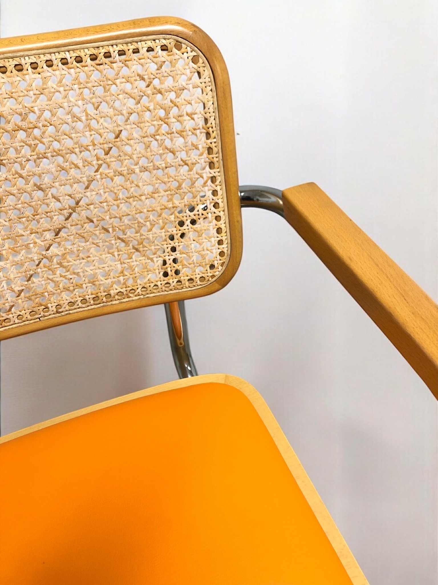 Bauhausstol med armstöd, konstlädersits och rygg i handvävd rotting, Made in Italy, med kromad stålram – en exklusiv Bauhausstol/Cesca-stol i klassisk design, finns i flera färger och passar perfekt i svenska hem, matsalar och modern skandinavisk inredning.