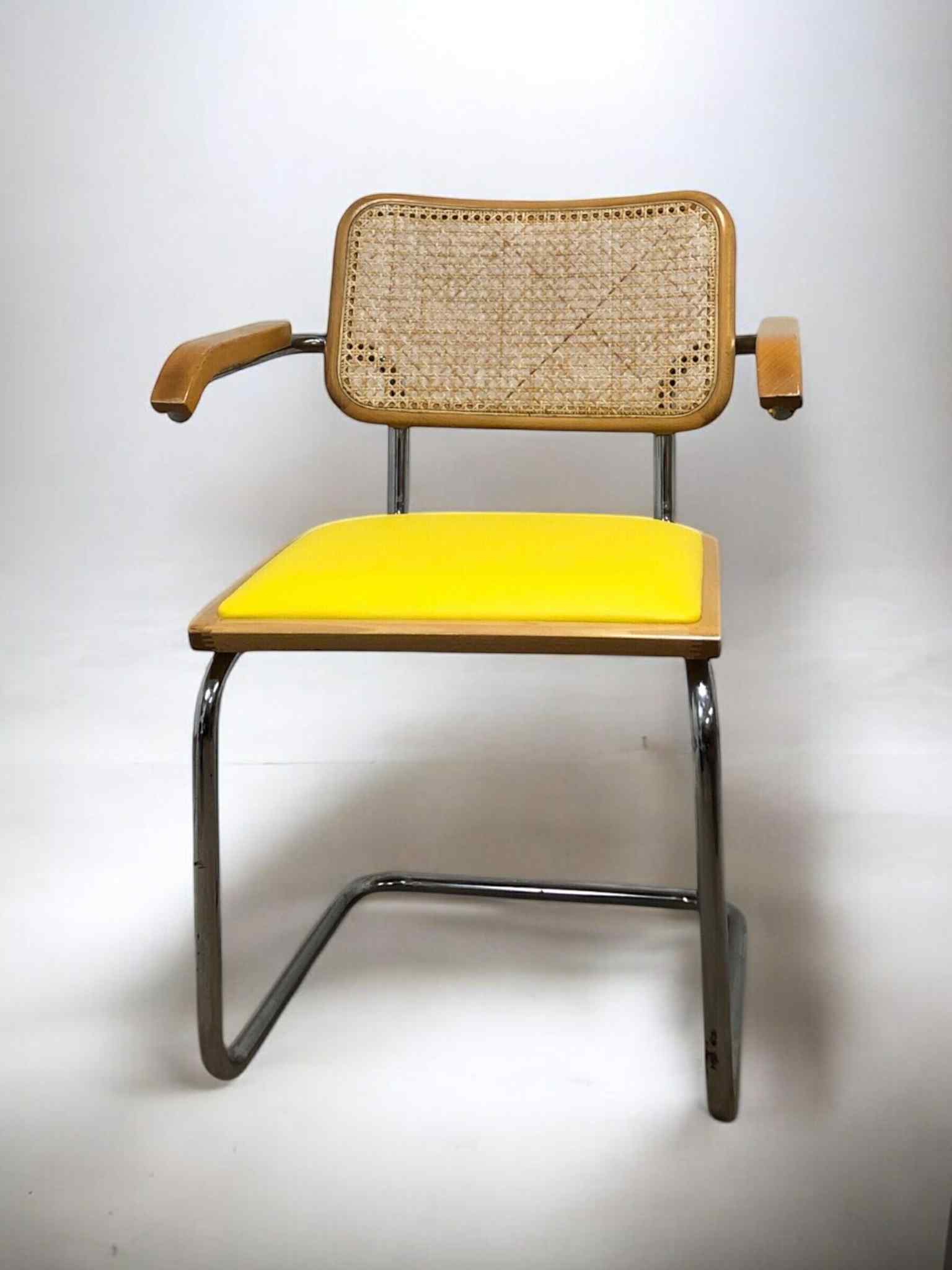 Bauhausstol med armstöd, konstlädersits och rygg i handvävd rotting, Made in Italy, med kromad stålram – en exklusiv Bauhausstol/Cesca-stol i klassisk design, finns i flera färger och passar perfekt i svenska hem, matsalar och modern skandinavisk inredning.