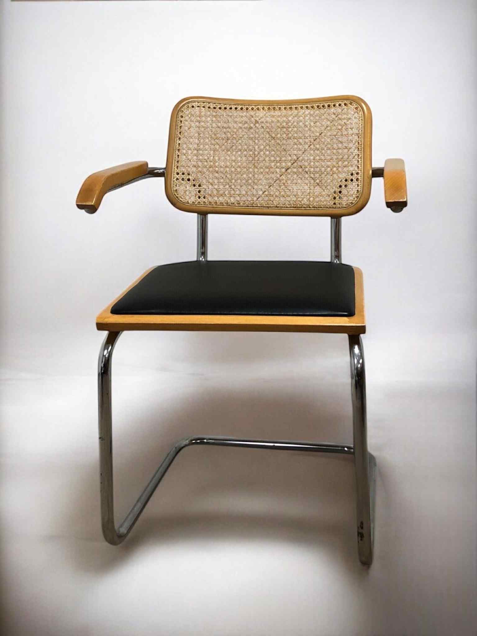 Bauhausstol med armstöd, konstlädersits och rygg i handvävd rotting, Made in Italy, med kromad stålram – en exklusiv Bauhausstol/Cesca-stol i klassisk design, finns i flera färger och passar perfekt i svenska hem, matsalar och modern skandinavisk inredning.