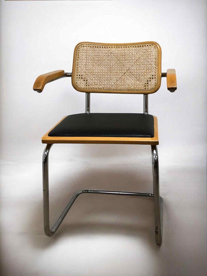 Bauhausstol med armstöd, konstlädersits och rygg i handvävd rotting, Made in Italy, med kromad stålram – en exklusiv Bauhausstol/Cesca-stol i klassisk design, finns i flera färger och passar perfekt i svenska hem, matsalar och modern skandinavisk inredning.