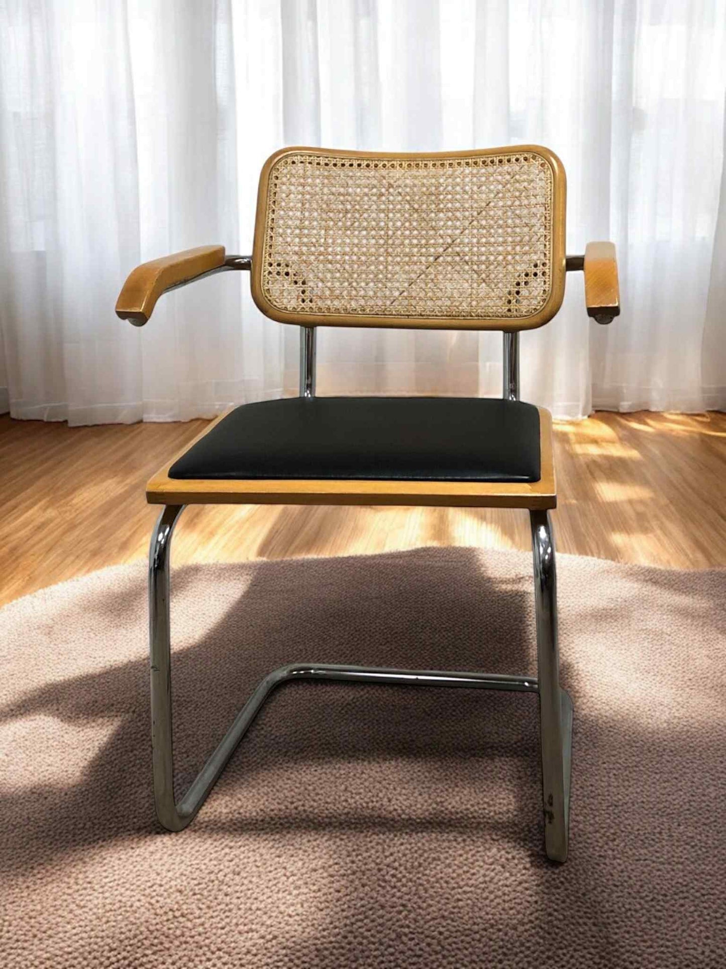Bauhausstol med armstöd, konstlädersits och rygg i handvävd rotting, Made in Italy, med kromad stålram – en exklusiv Bauhausstol/Cesca-stol i klassisk design, finns i flera färger och passar perfekt i svenska hem, matsalar och modern skandinavisk inredning.