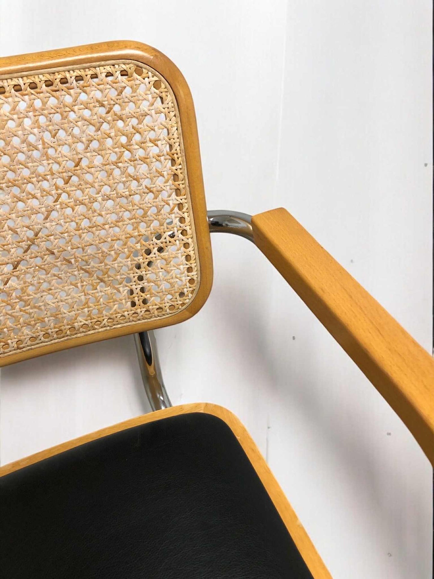 Bauhausstol med armstöd, konstlädersits och rygg i handvävd rotting, Made in Italy, med kromad stålram – en exklusiv Bauhausstol/Cesca-stol i klassisk design, finns i flera färger och passar perfekt i svenska hem, matsalar och modern skandinavisk inredning.