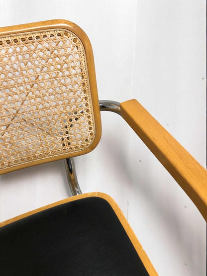 Bauhausstol med armstöd, konstlädersits och rygg i handvävd rotting, Made in Italy, med kromad stålram – en exklusiv Bauhausstol/Cesca-stol i klassisk design, finns i flera färger och passar perfekt i svenska hem, matsalar och modern skandinavisk inredning.