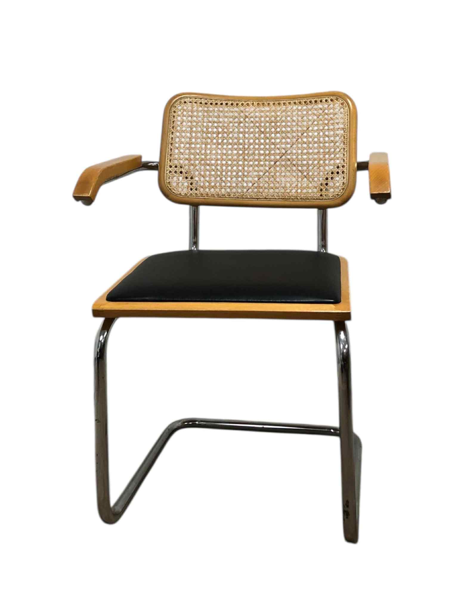 Bauhausstol med armstöd, konstlädersits och rygg i handvävd rotting, Made in Italy, med kromad stålram – en exklusiv Bauhausstol/Cesca-stol i klassisk design, finns i flera färger och passar perfekt i svenska hem, matsalar och modern skandinavisk inredning.