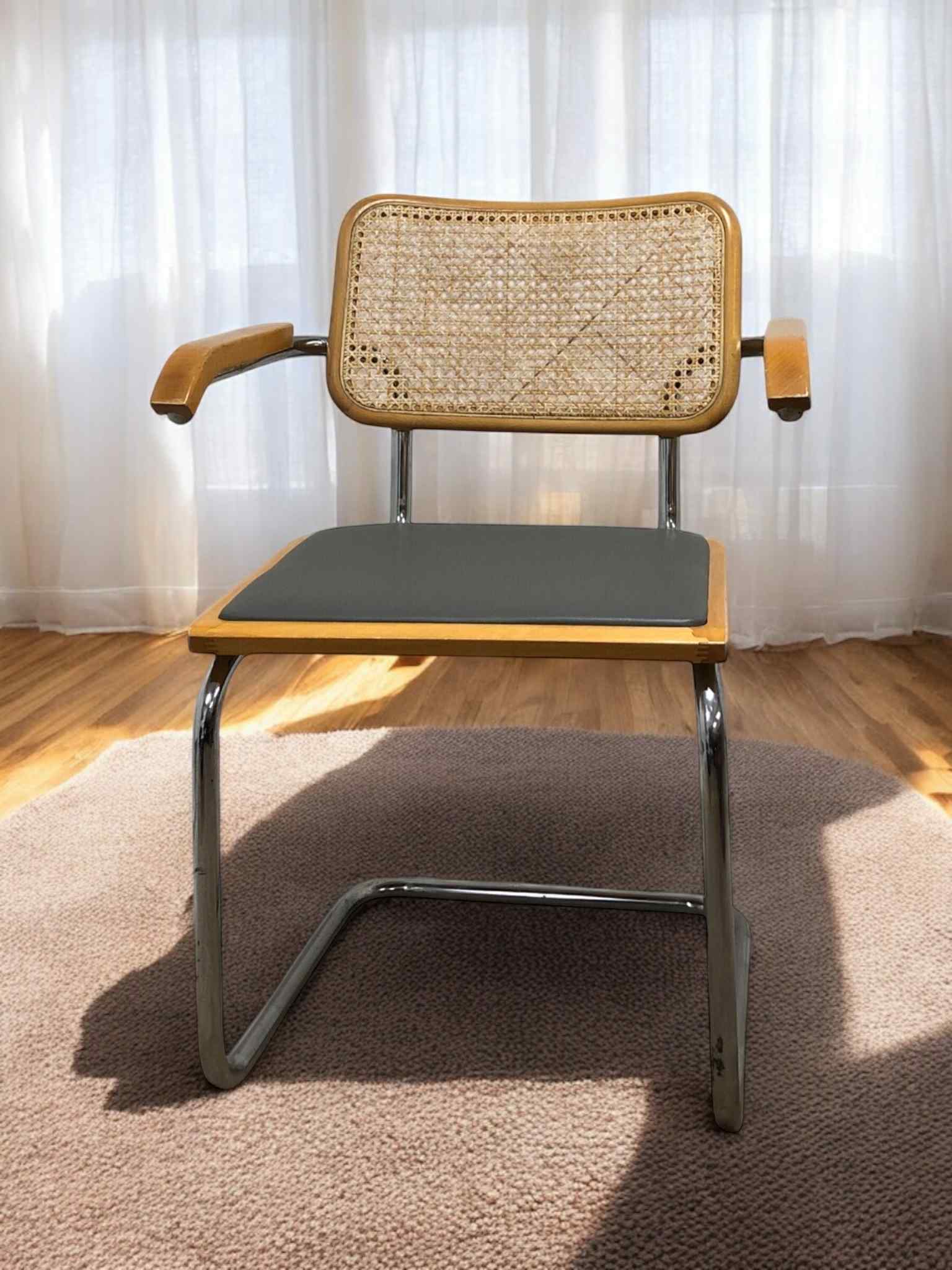 Bauhausstol med armstöd, konstlädersits och rygg i handvävd rotting, Made in Italy, med kromad stålram – en exklusiv Bauhausstol/Cesca-stol i klassisk design, finns i flera färger och passar perfekt i svenska hem, matsalar och modern skandinavisk inredning.