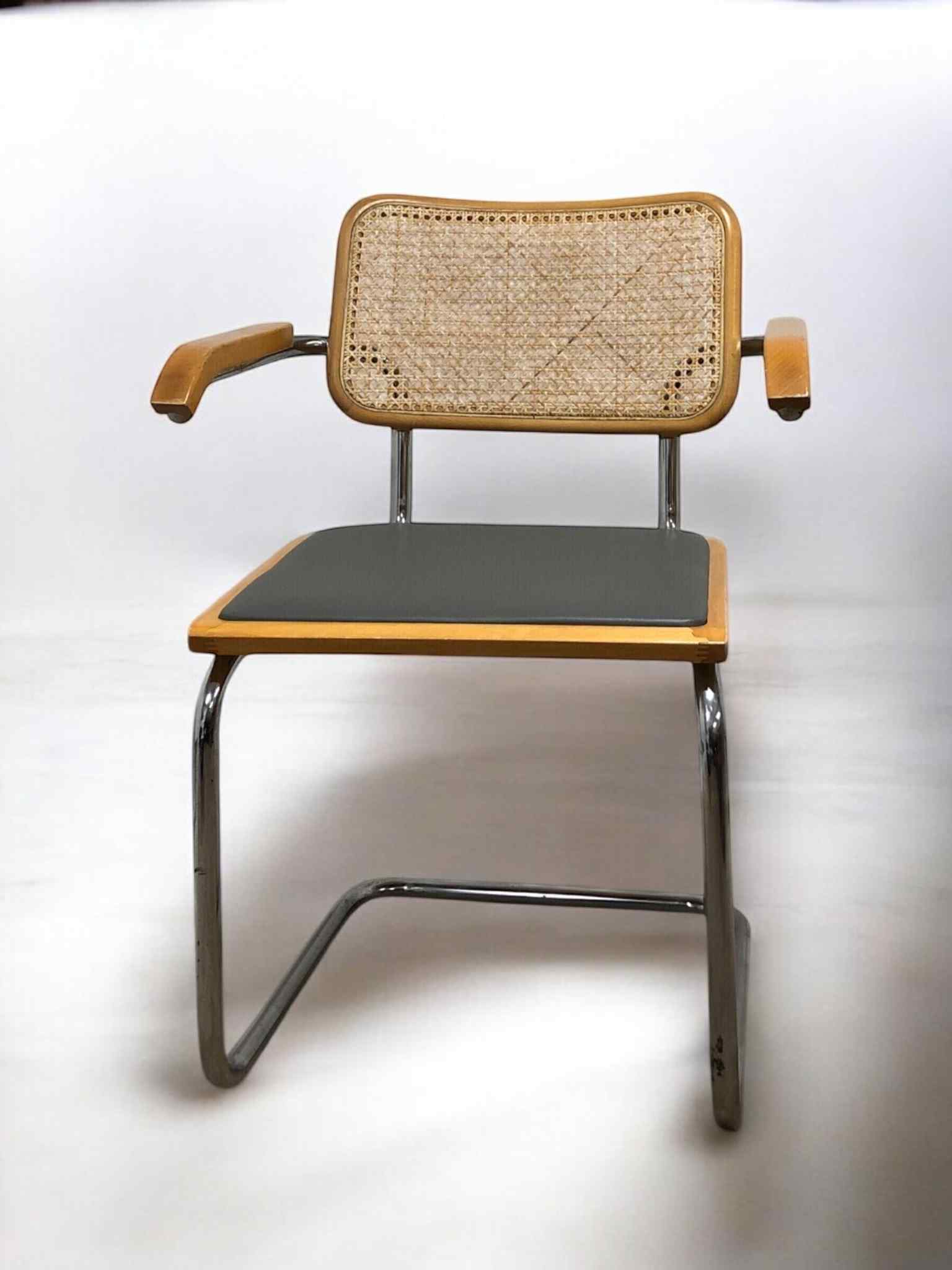 Bauhausstol med armstöd, konstlädersits och rygg i handvävd rotting, Made in Italy, med kromad stålram – en exklusiv Bauhausstol/Cesca-stol i klassisk design, finns i flera färger och passar perfekt i svenska hem, matsalar och modern skandinavisk inredning.