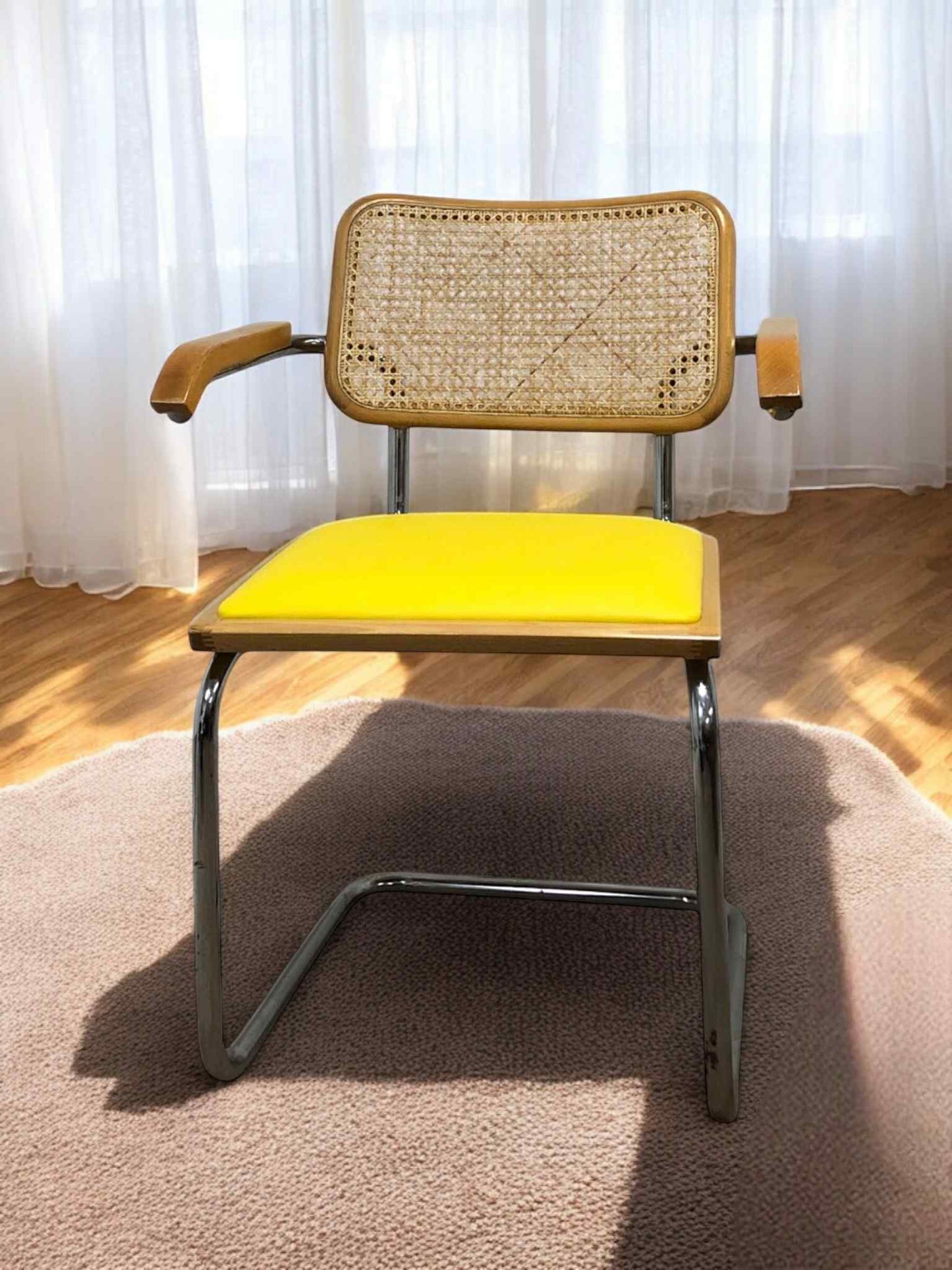 Bauhausstol med armstöd, konstlädersits och rygg i handvävd rotting, Made in Italy, med kromad stålram – en exklusiv Bauhausstol/Cesca-stol i klassisk design, finns i flera färger och passar perfekt i svenska hem, matsalar och modern skandinavisk inredning.