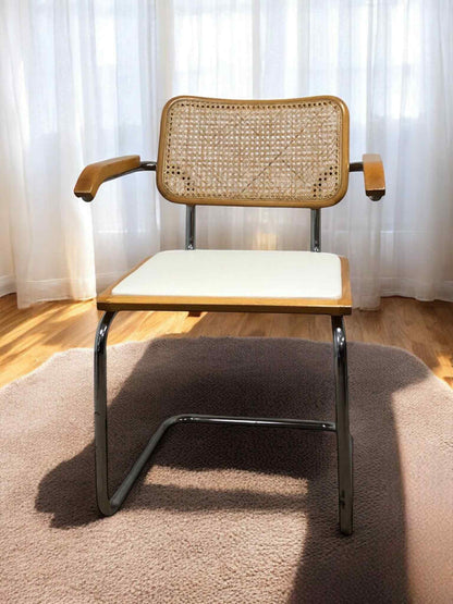 Bauhausstol med armstöd, konstlädersits och rygg i handvävd rotting, Made in Italy, med kromad stålram – en exklusiv Bauhausstol/Cesca-stol i klassisk design, finns i flera färger och passar perfekt i svenska hem, matsalar och modern skandinavisk inredning.