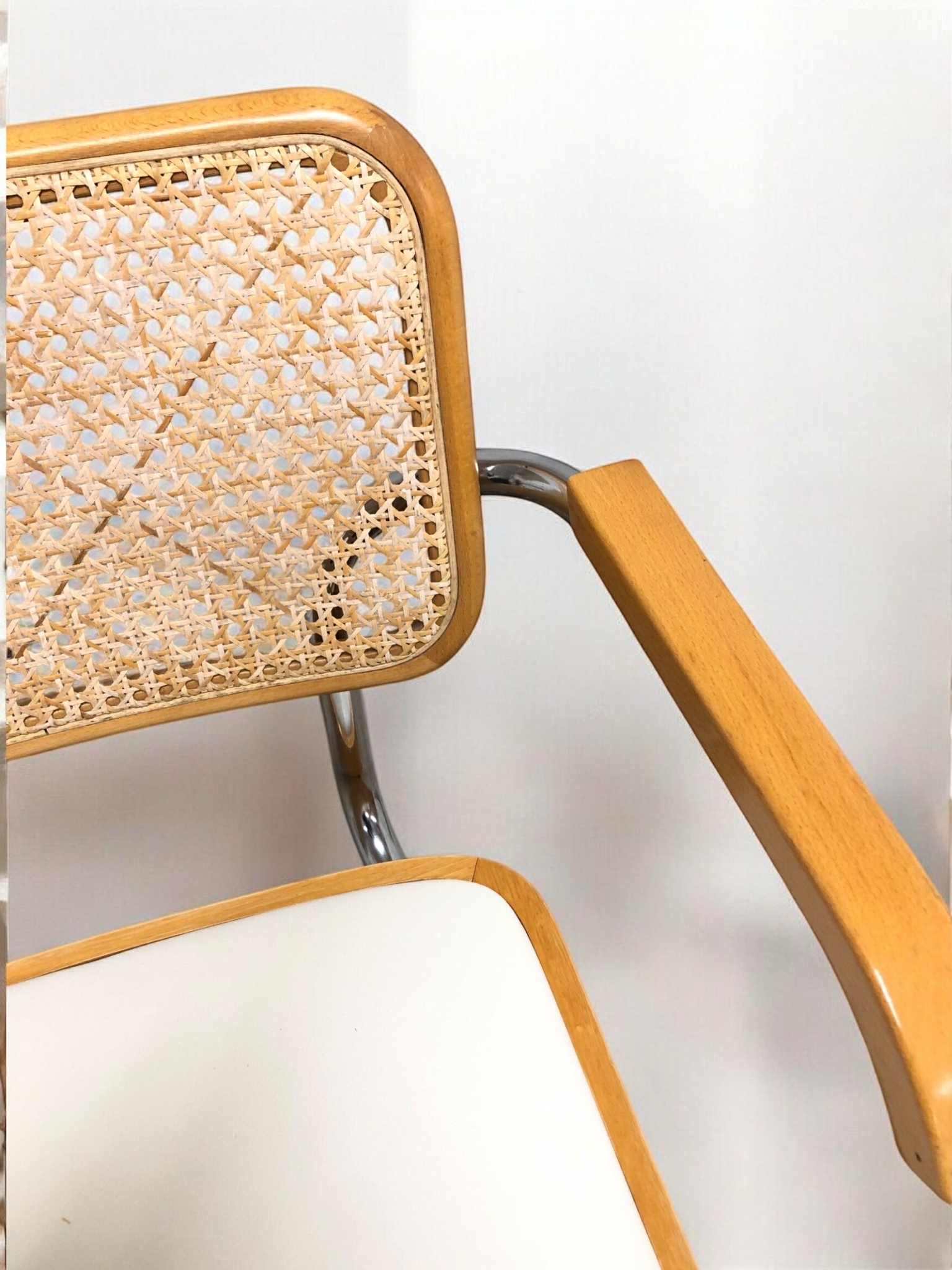 Bauhausstol med armstöd, konstlädersits och rygg i handvävd rotting, Made in Italy, med kromad stålram – en exklusiv Bauhausstol/Cesca-stol i klassisk design, finns i flera färger och passar perfekt i svenska hem, matsalar och modern skandinavisk inredning.