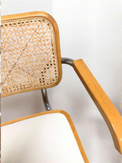 Bauhausstol med armstöd, konstlädersits och rygg i handvävd rotting, Made in Italy, med kromad stålram – en exklusiv Bauhausstol/Cesca-stol i klassisk design, finns i flera färger och passar perfekt i svenska hem, matsalar och modern skandinavisk inredning.