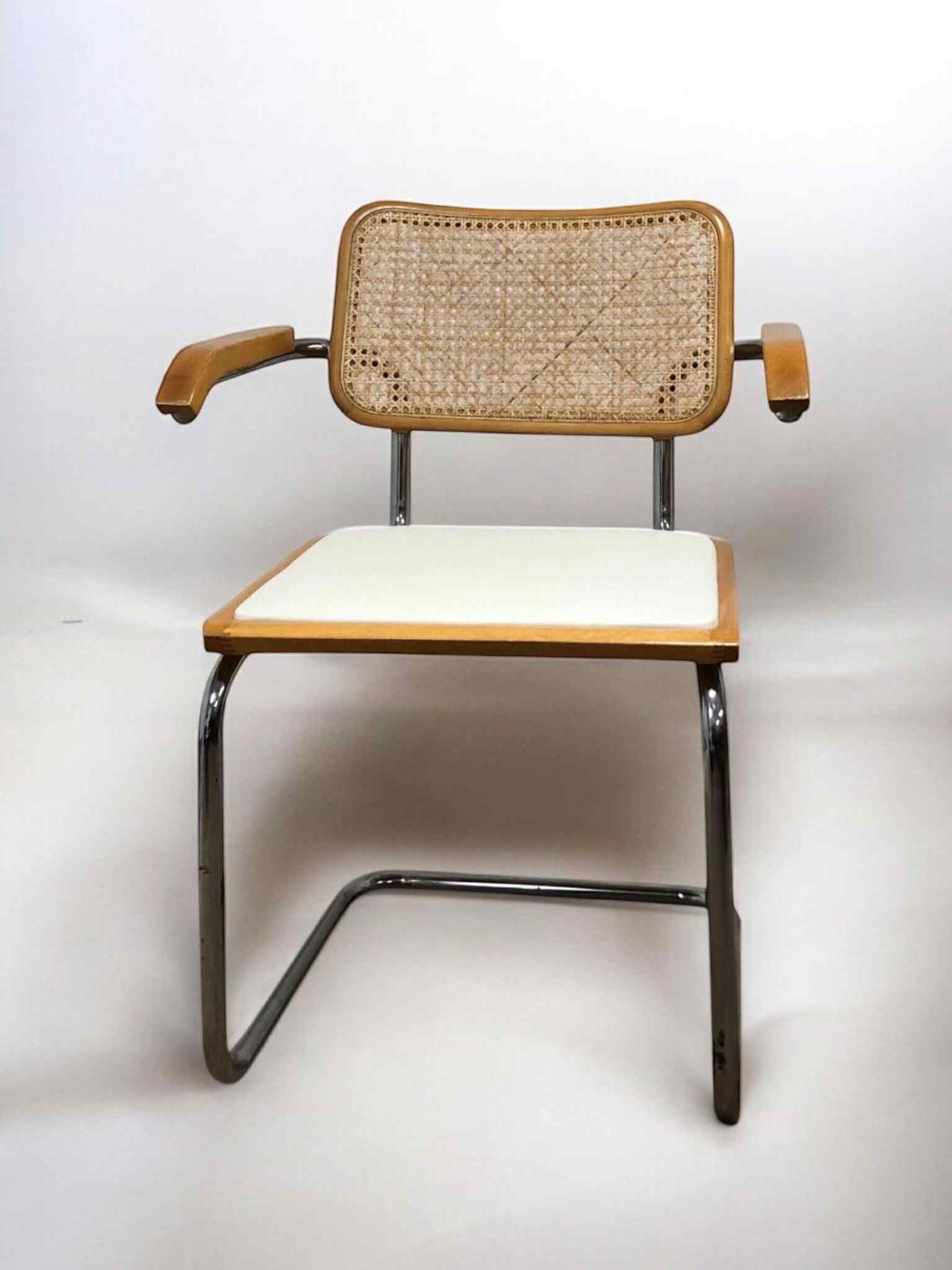 Bauhausstol med armstöd, konstlädersits och rygg i handvävd rotting, Made in Italy, med kromad stålram – en exklusiv Bauhausstol/Cesca-stol i klassisk design, finns i flera färger och passar perfekt i svenska hem, matsalar och modern skandinavisk inredning.