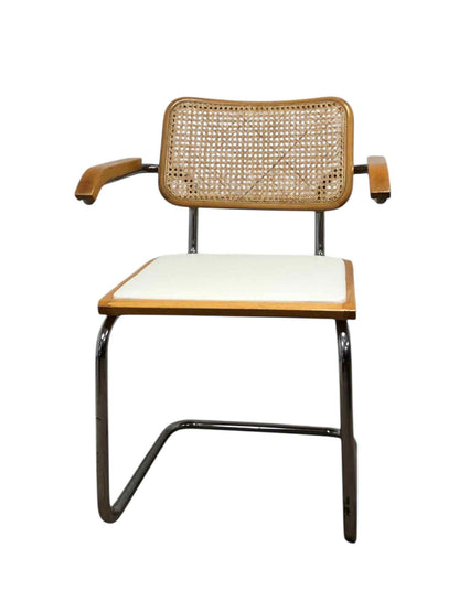 Bauhausstol med armstöd, konstlädersits och rygg i handvävd rotting, Made in Italy, med kromad stålram – en exklusiv Bauhausstol/Cesca-stol i klassisk design, finns i flera färger och passar perfekt i svenska hem, matsalar och modern skandinavisk inredning.