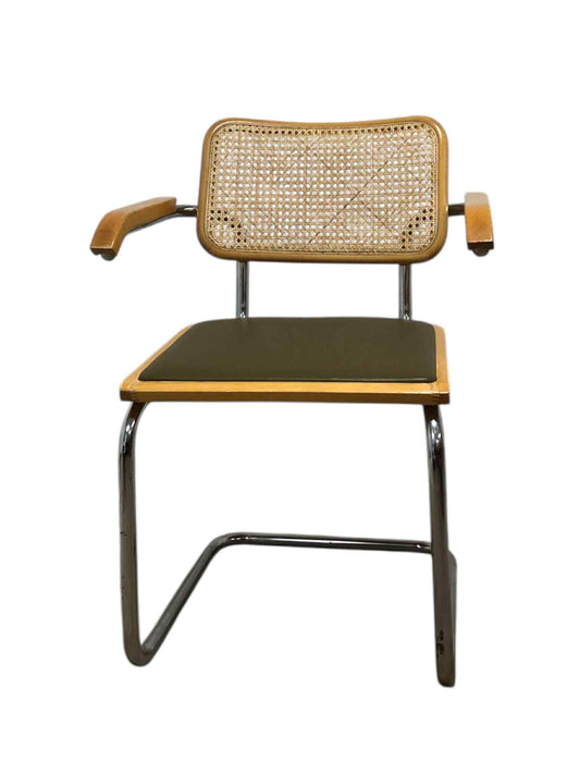 Bauhausstol med armstöd, konstlädersits och rygg i handvävd rotting, Made in Italy, med kromad stålram – en exklusiv Bauhausstol/Cesca-stol i klassisk design, finns i flera färger och passar perfekt i svenska hem, matsalar och modern skandinavisk inredning.